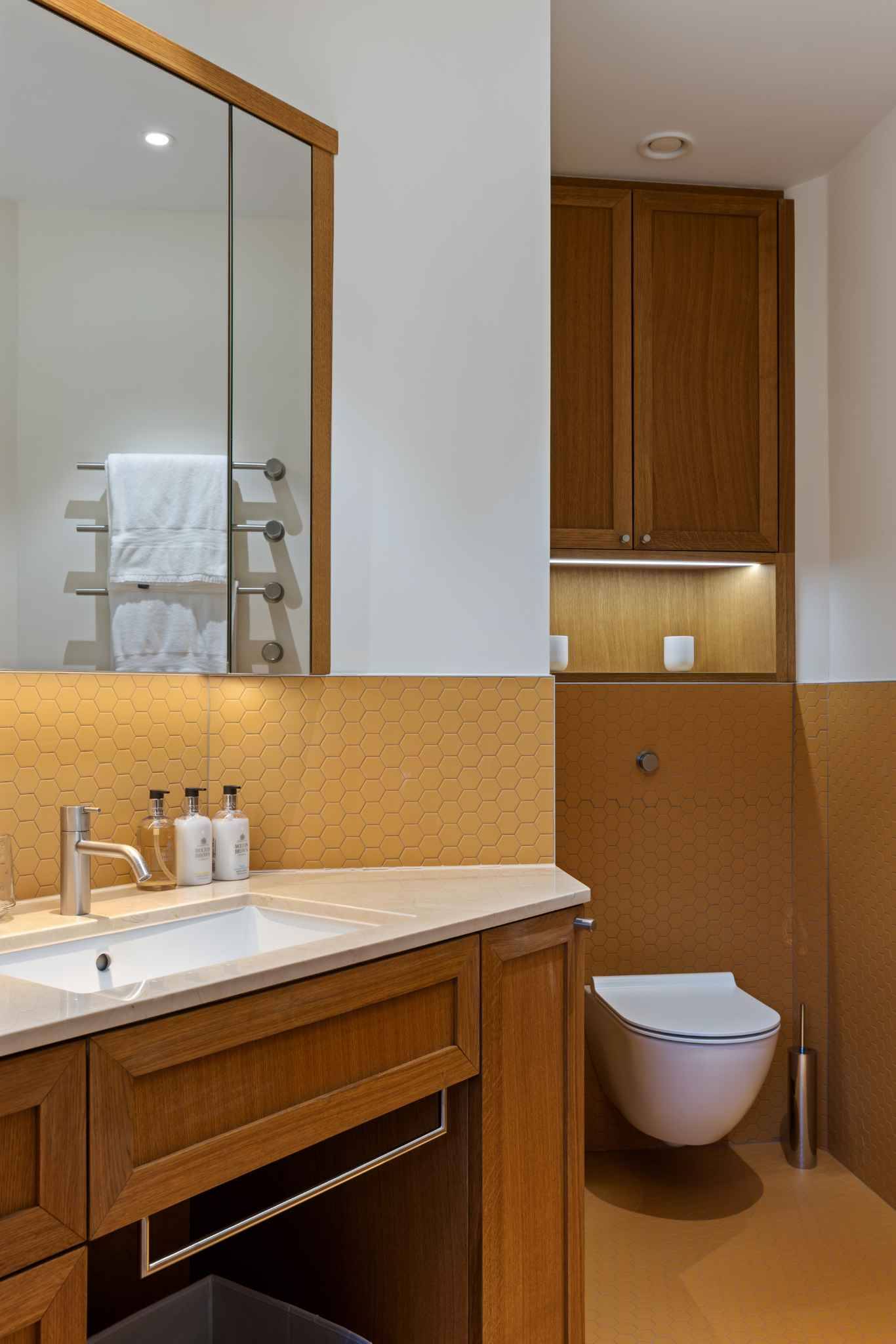 Modernes Gäste-WC mit Holzdetails