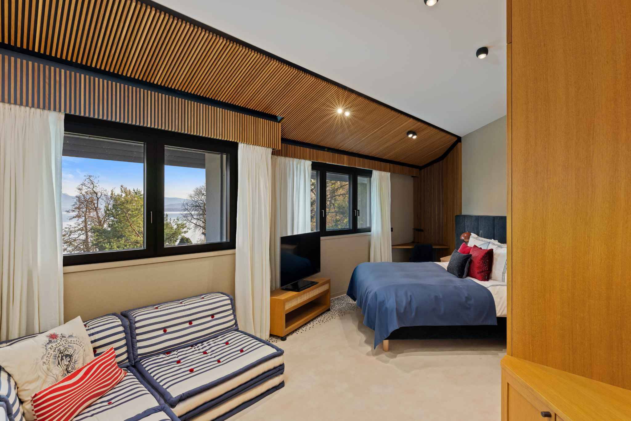 Modernes Schlafzimmer mit großer Fensterfront