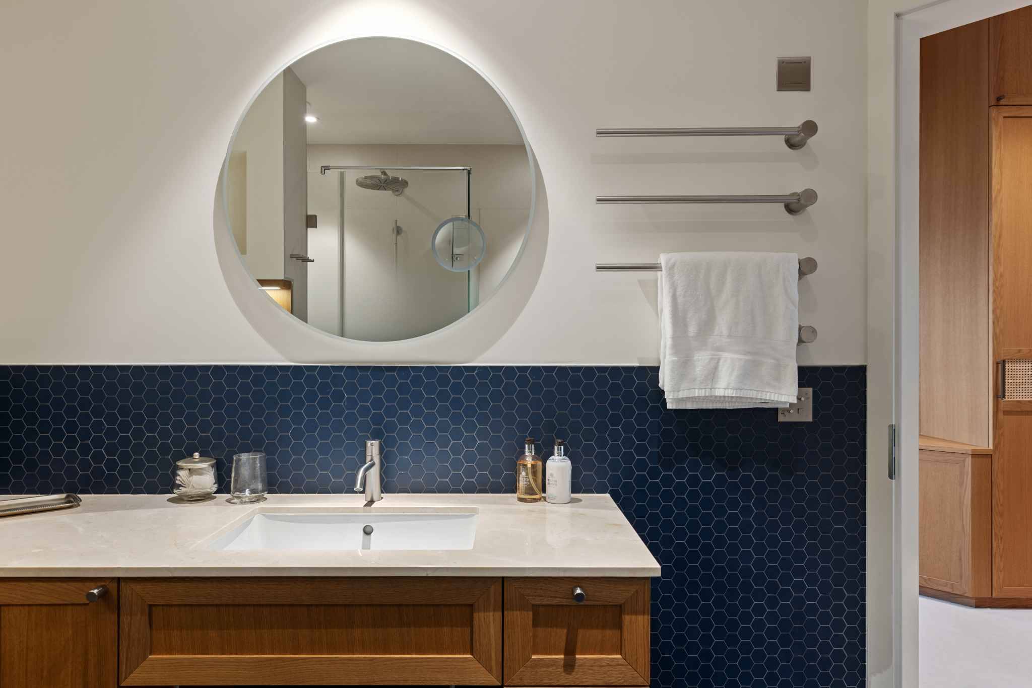 Modernes Badezimmer mit blauem Fliesenspiegel