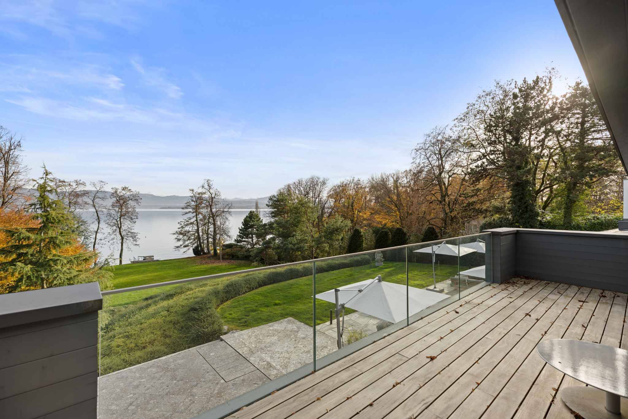 Seeblick von einer Terrasse