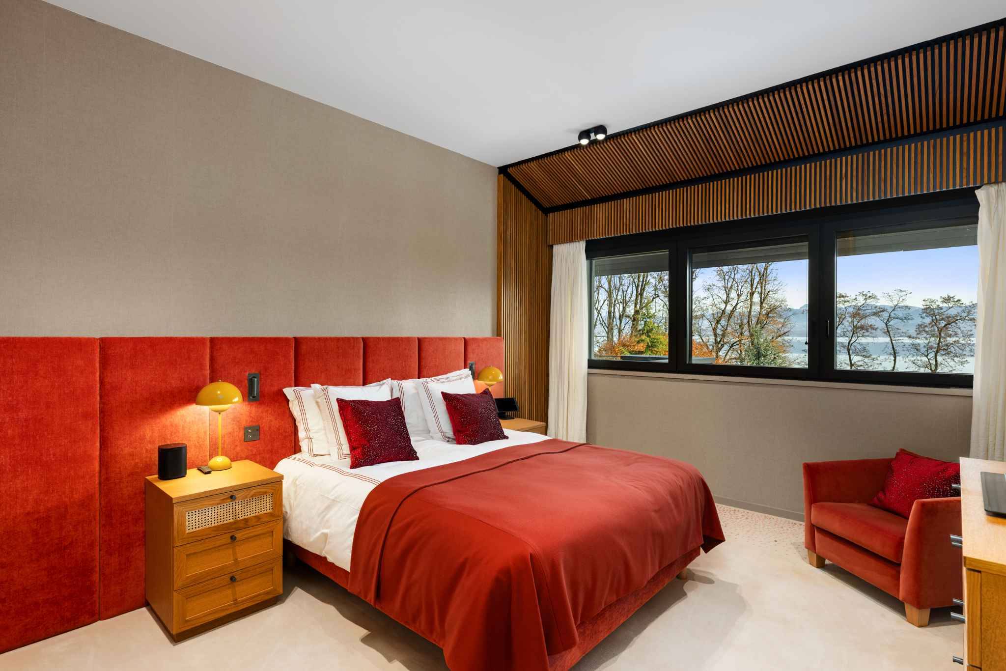 Modernes Schlafzimmer mit großem Fensterblick