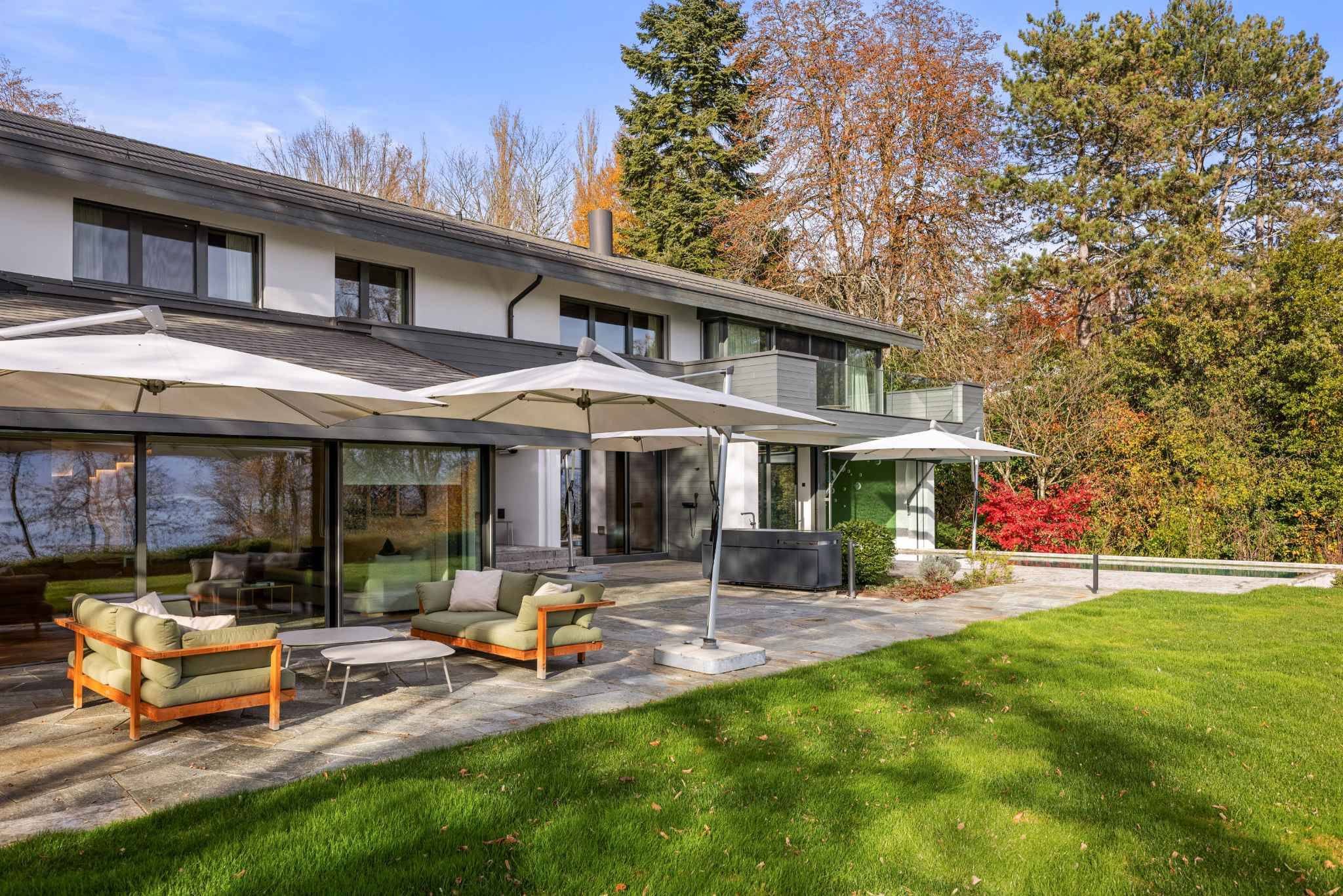 Moderne Außenansicht mit Terrasse und Garten