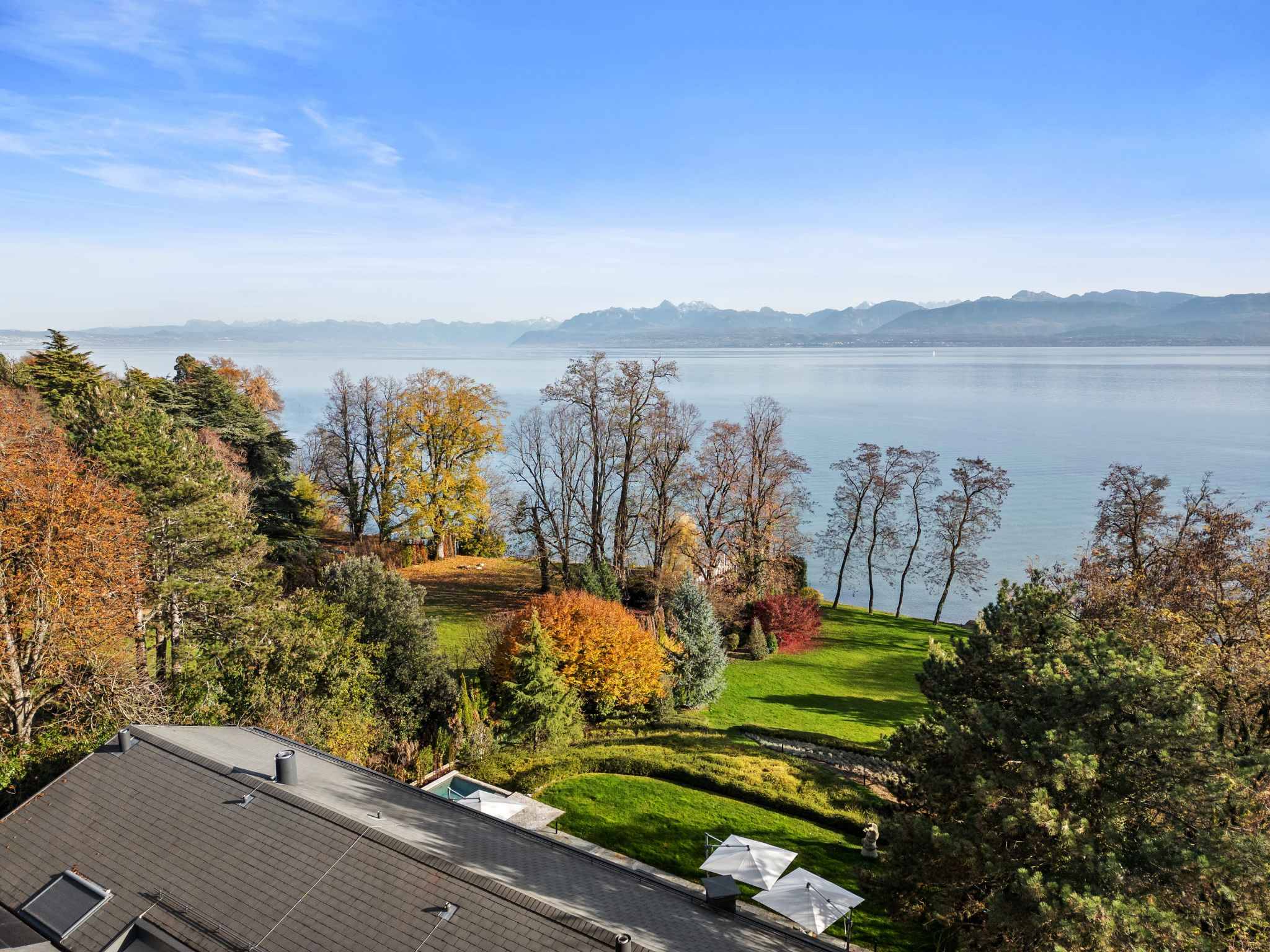 Seeblick mit Garten und Dachkante
