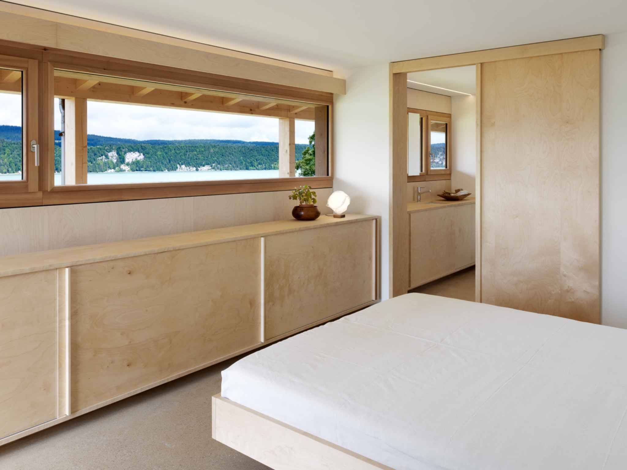 Modernes Schlafzimmer mit Seeblick