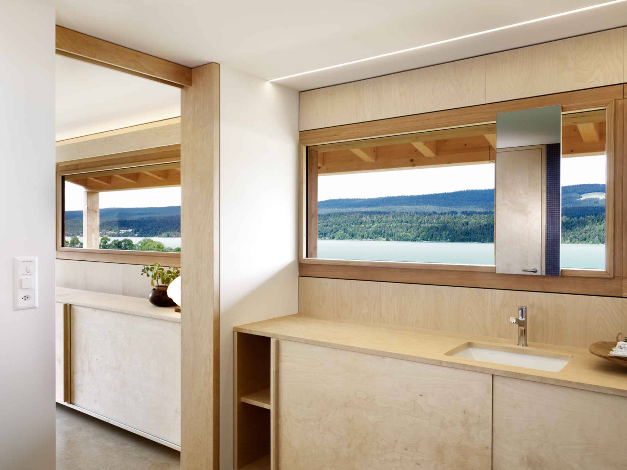 Helle, minimalistische Innenansicht mit Holz und Bergblick