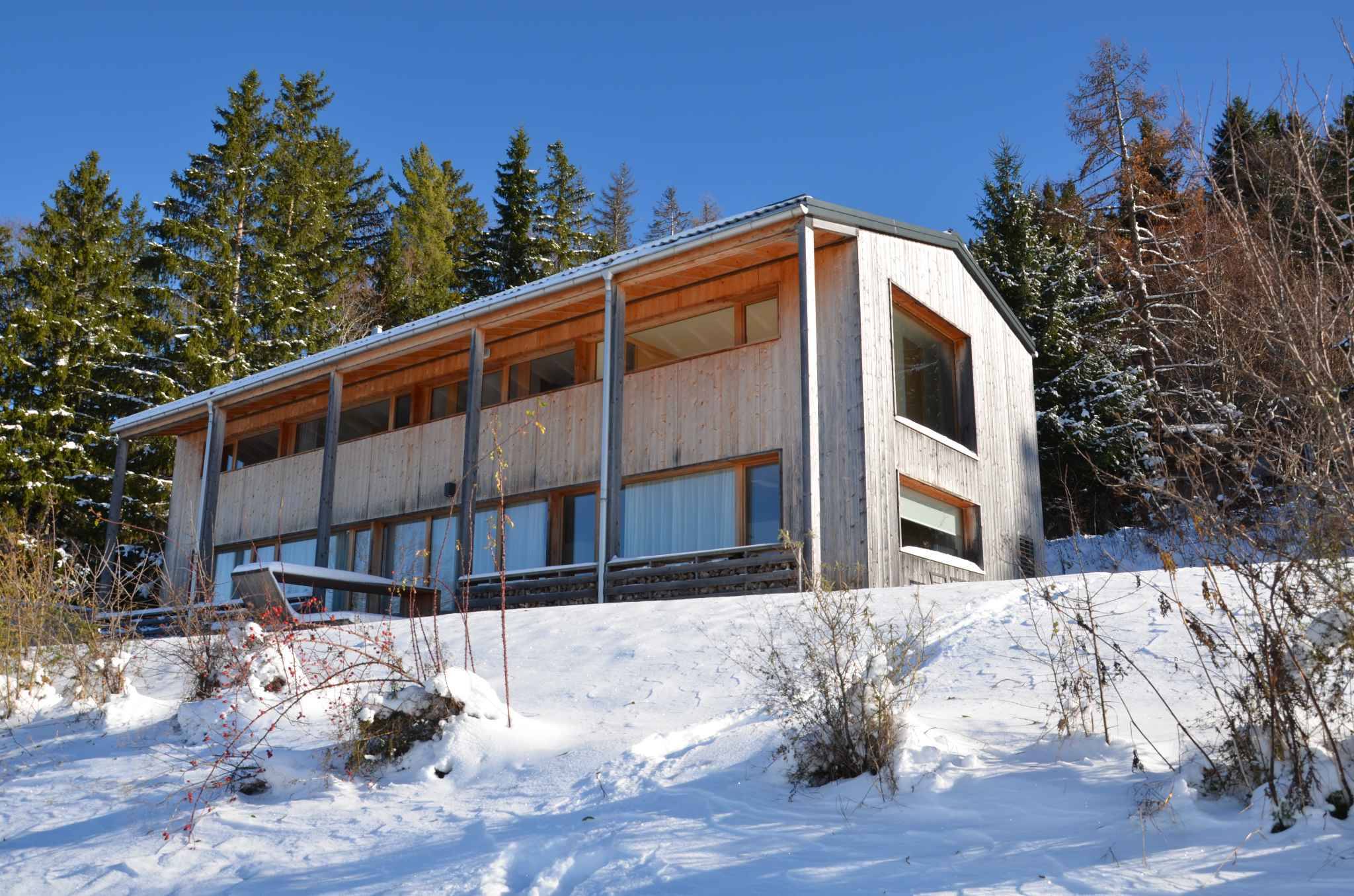 Modernes Holzhaus im Schnee