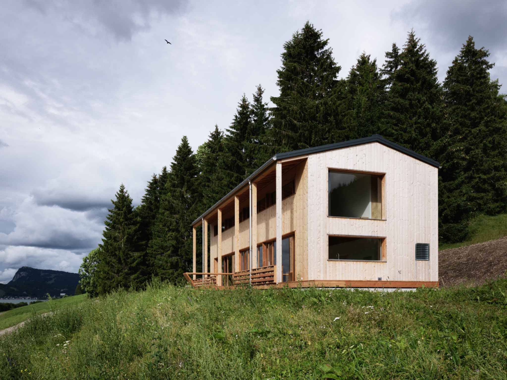 Modernes Holzhaus in Hanglage