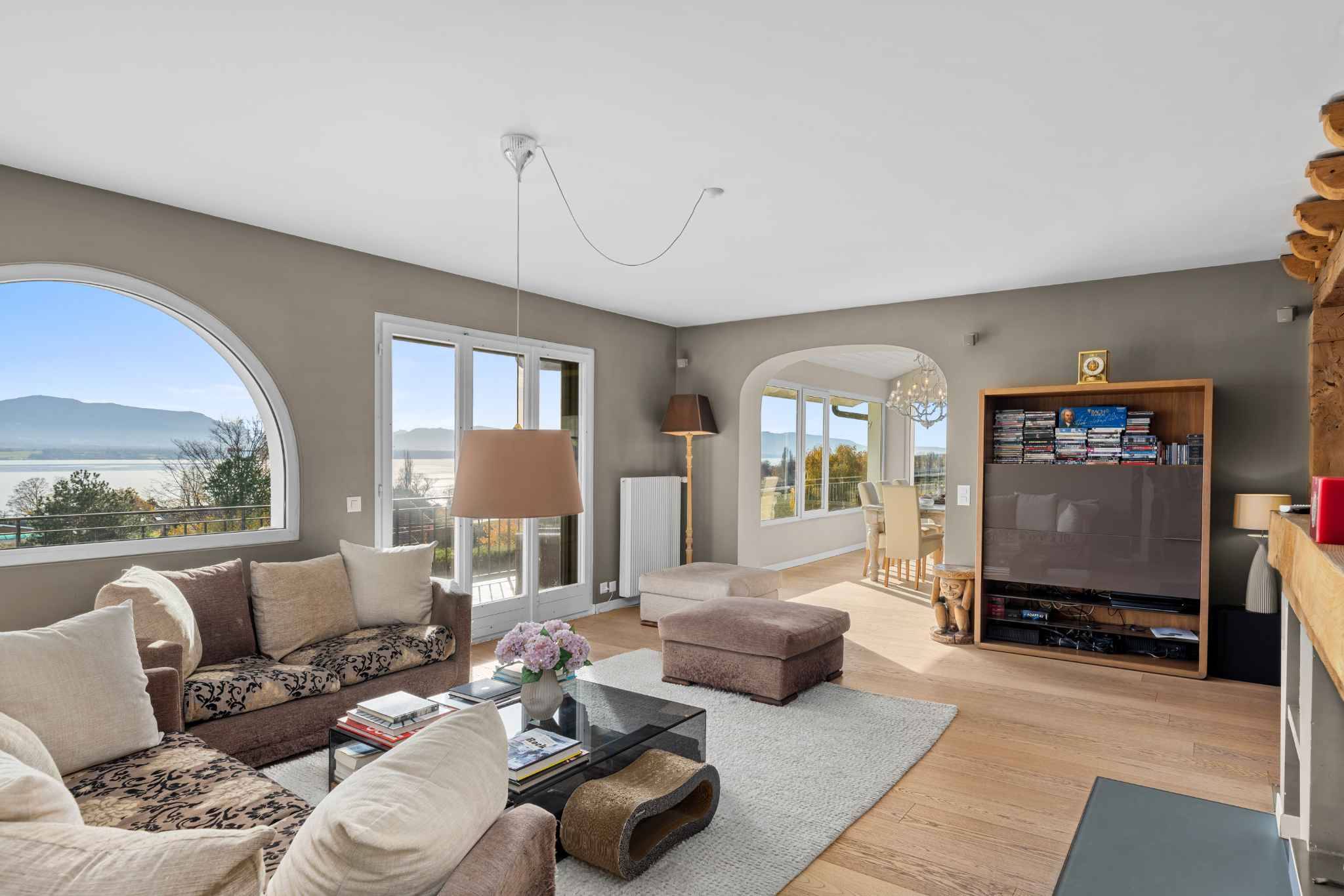 Heller Wohnraum mit Seeblick
