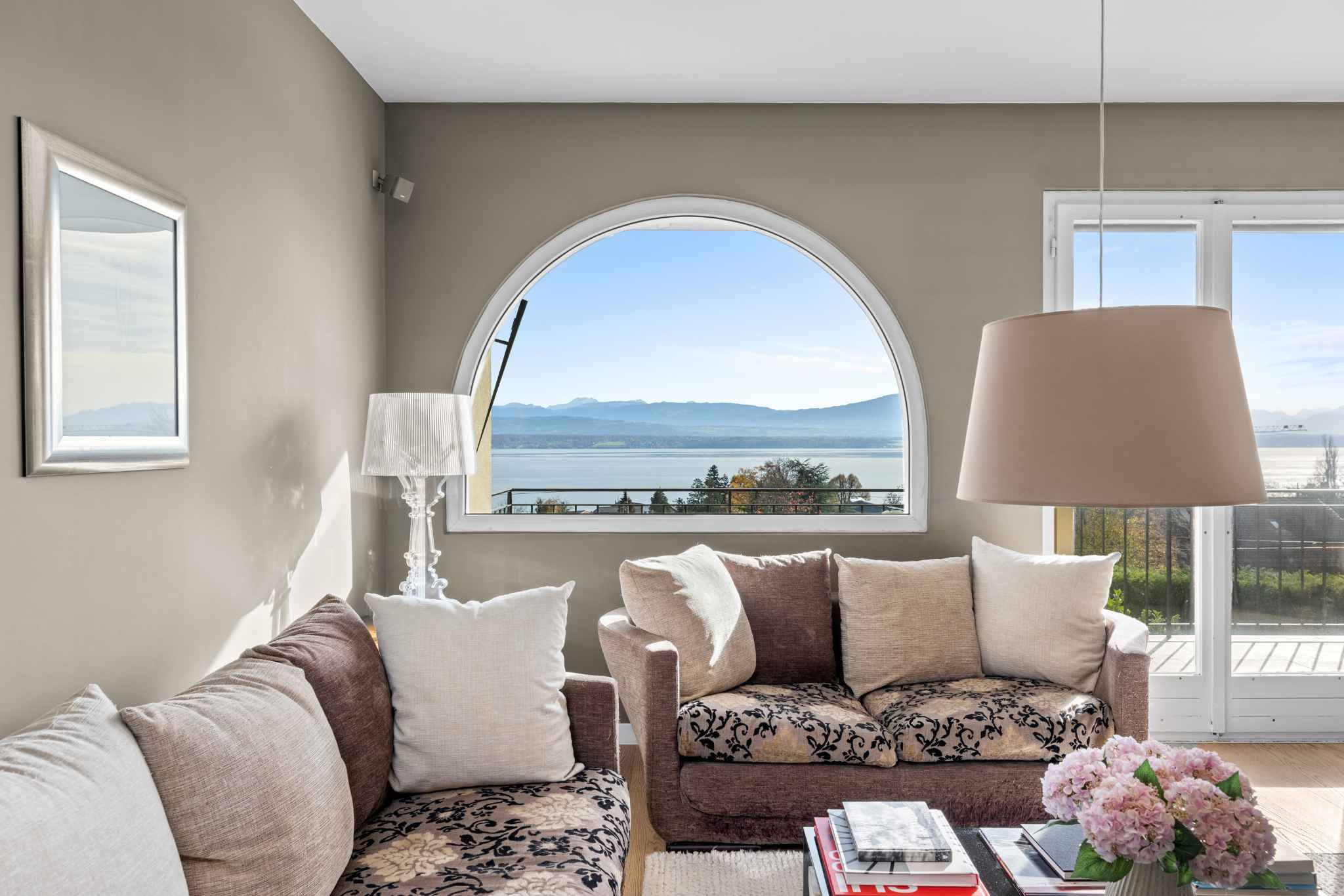 Helles Wohnzimmer mit Seeblick