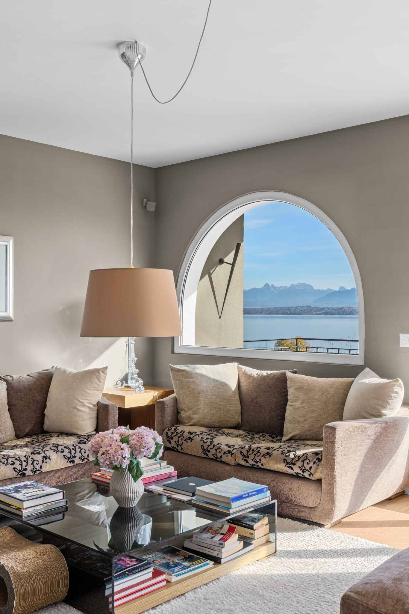 Heller Wohnraum mit Seeblick