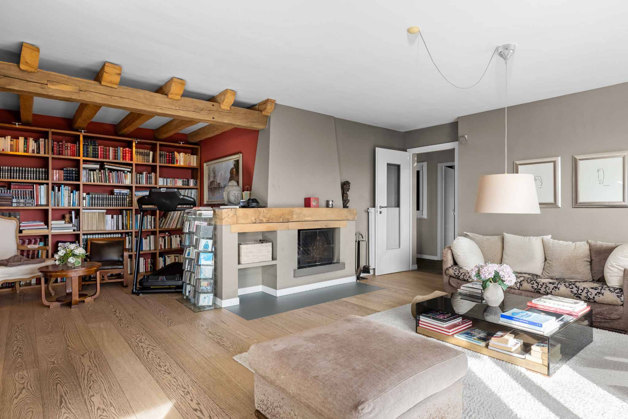 Wohnzimmer mit Kamin und Bücherwand