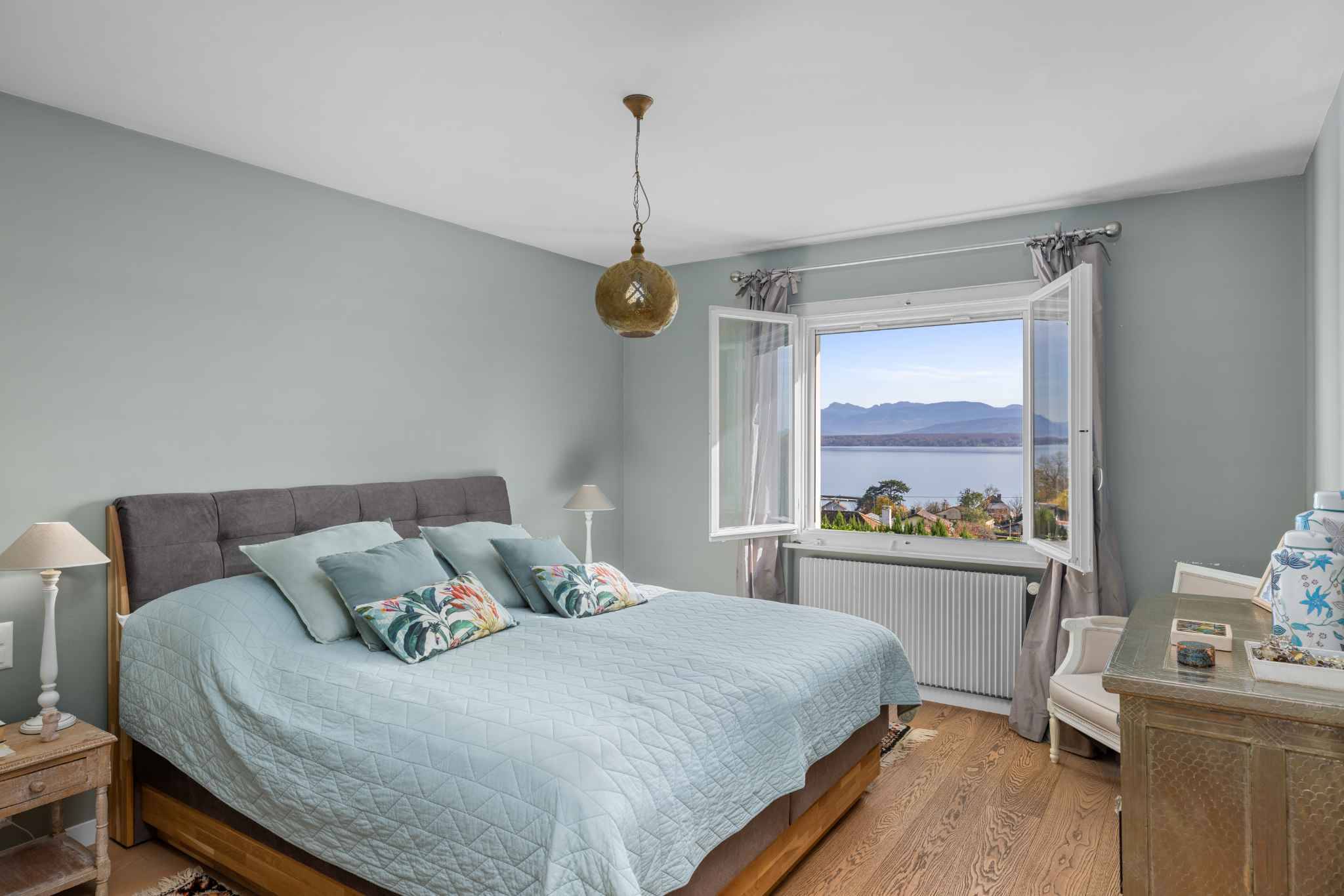 Schlafzimmer mit Seeblick