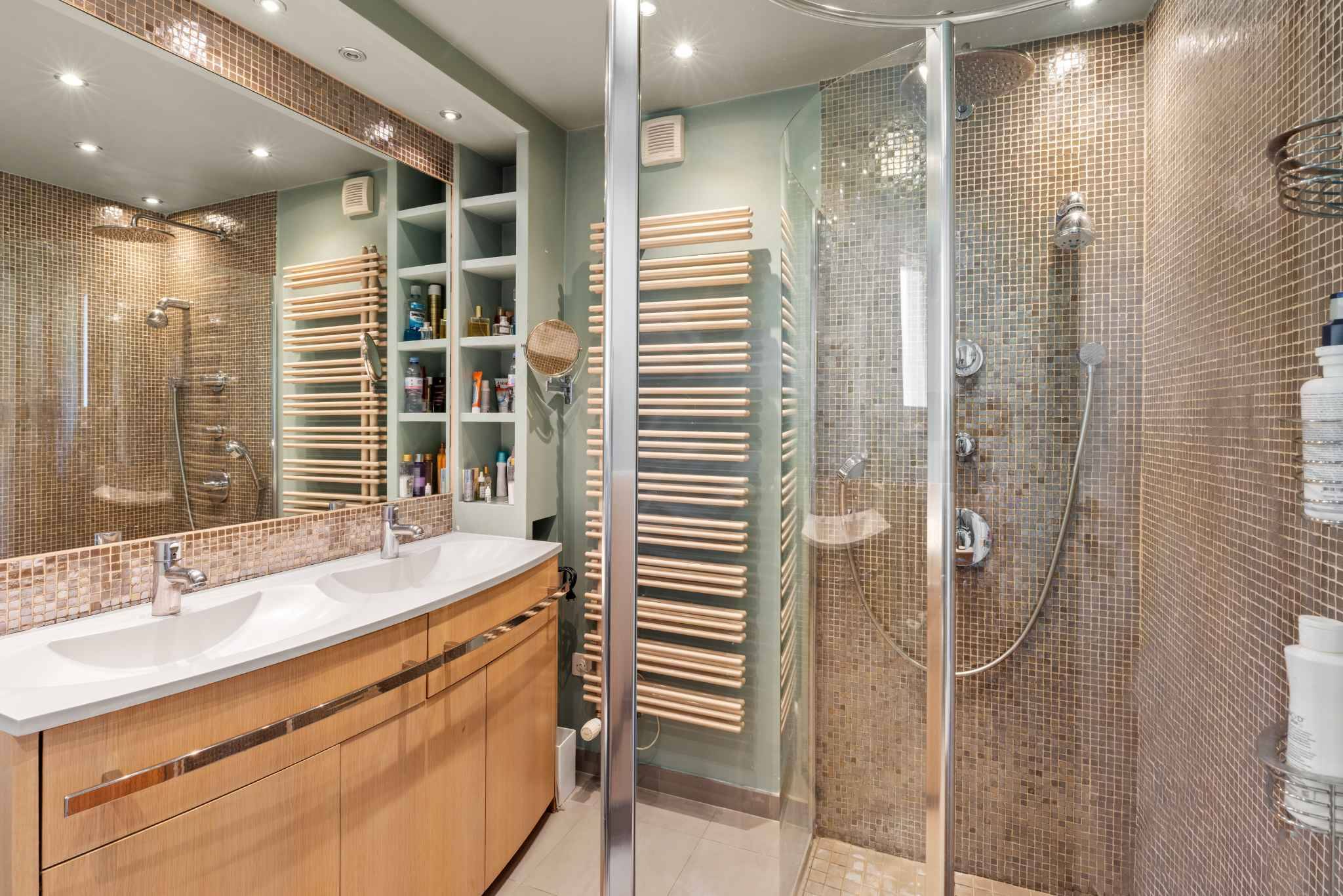 Modernes Badezimmer mit Doppelwaschtisch und Dusche
