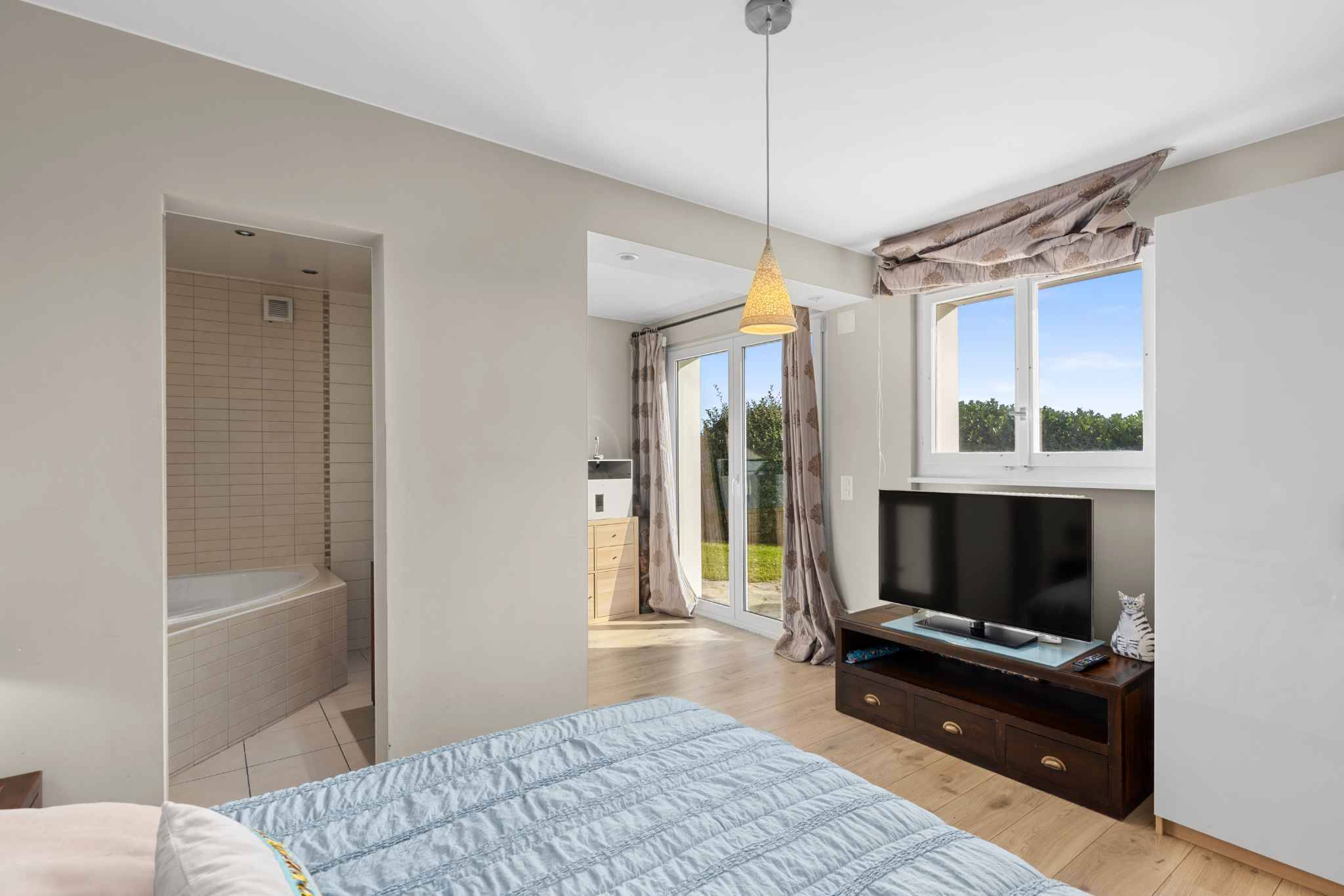 Helles Schlafzimmer mit angeschlossenem Bad
