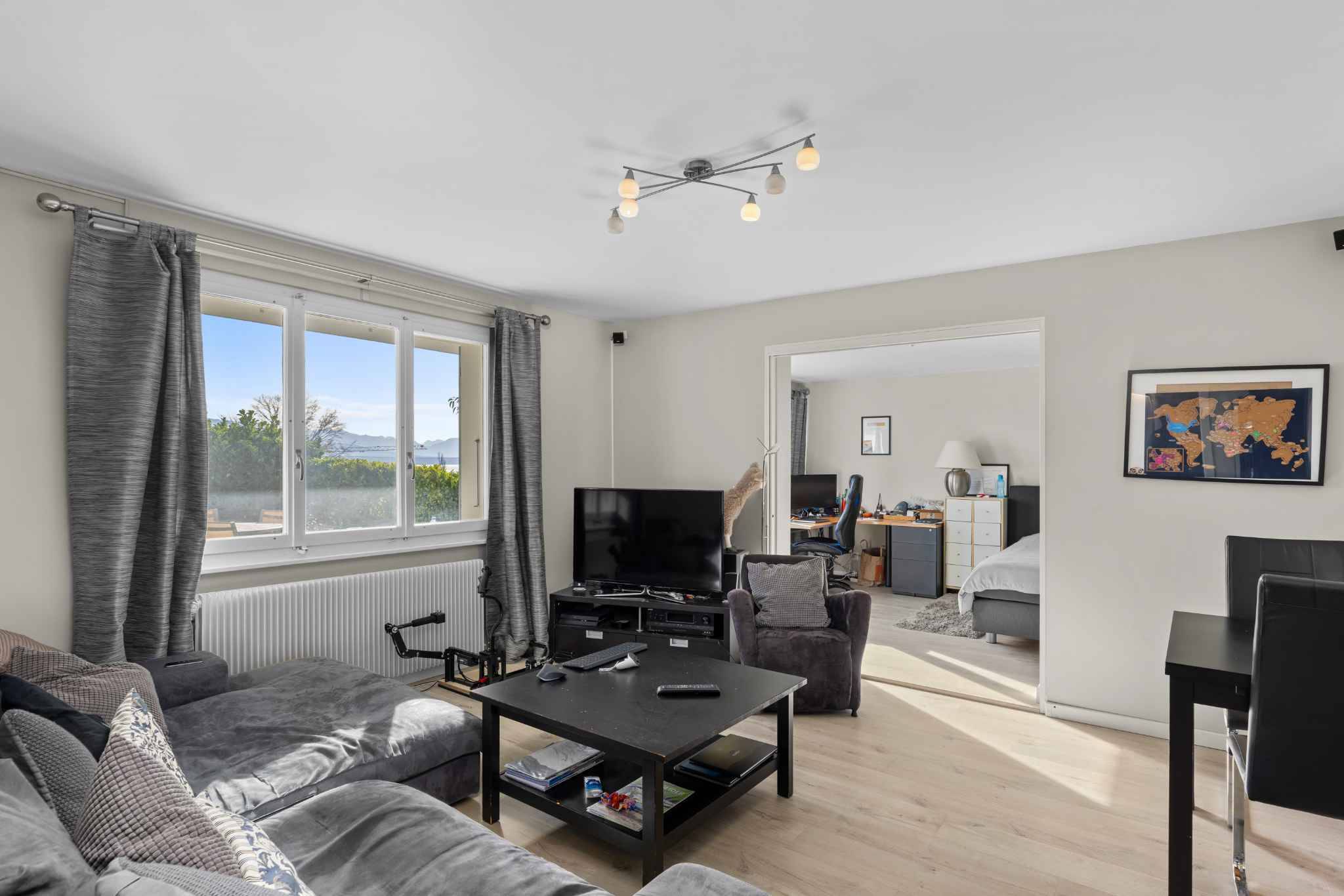 Wohnzimmer mit Durchgang zum Schlafzimmer und Seeblick