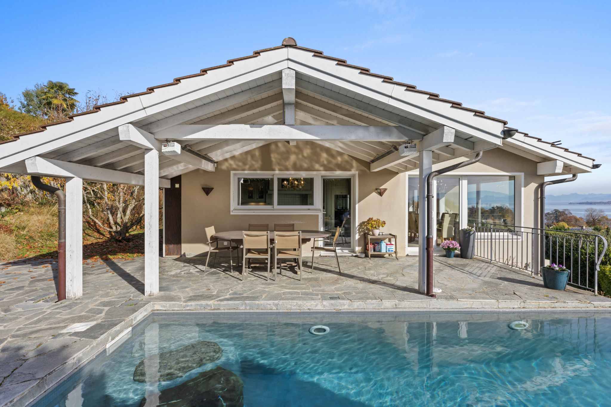 Poolterrasse mit Seeblick