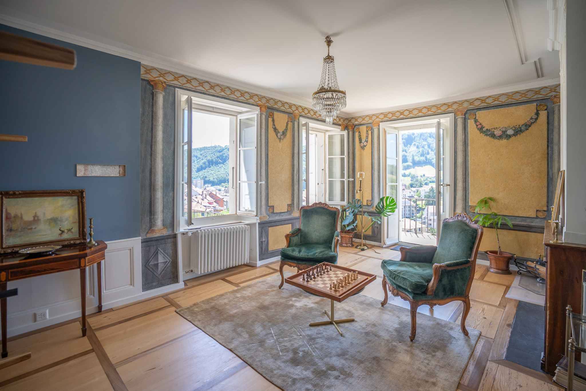 Eleganter historischer Salon mit Blick ins Tal
