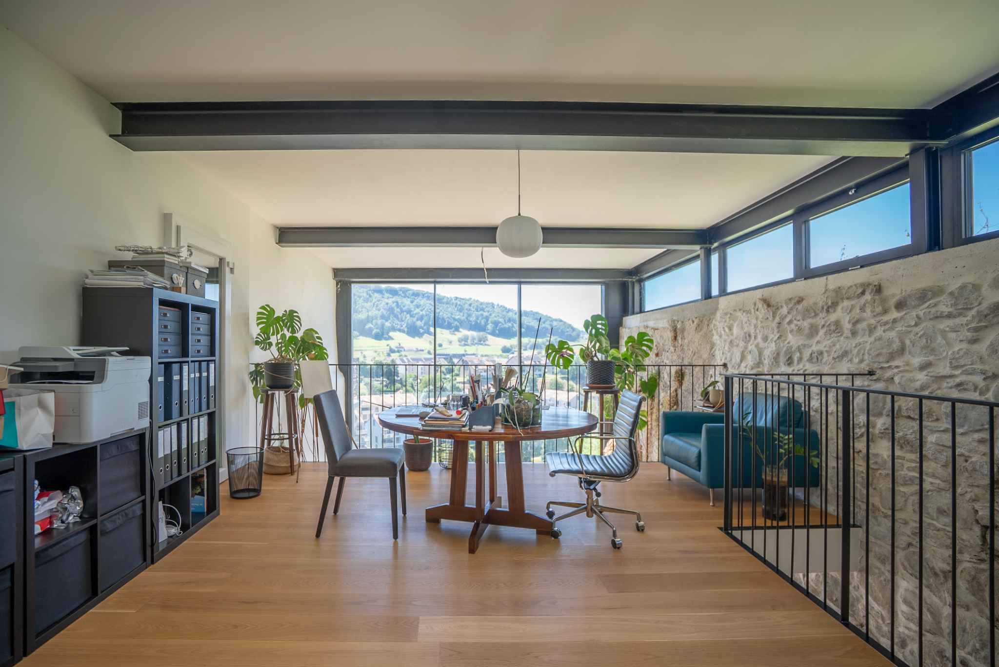 Helles Arbeitszimmer mit Ausblick