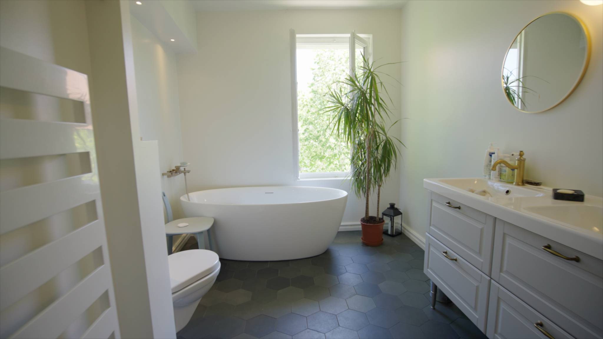 Modernes Badezimmer mit freistehender Wanne