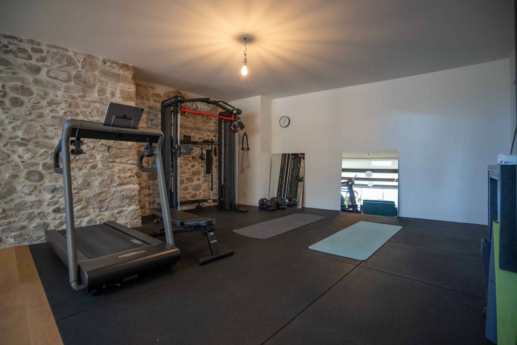 Fitnessraum mit Trainingsgeräten