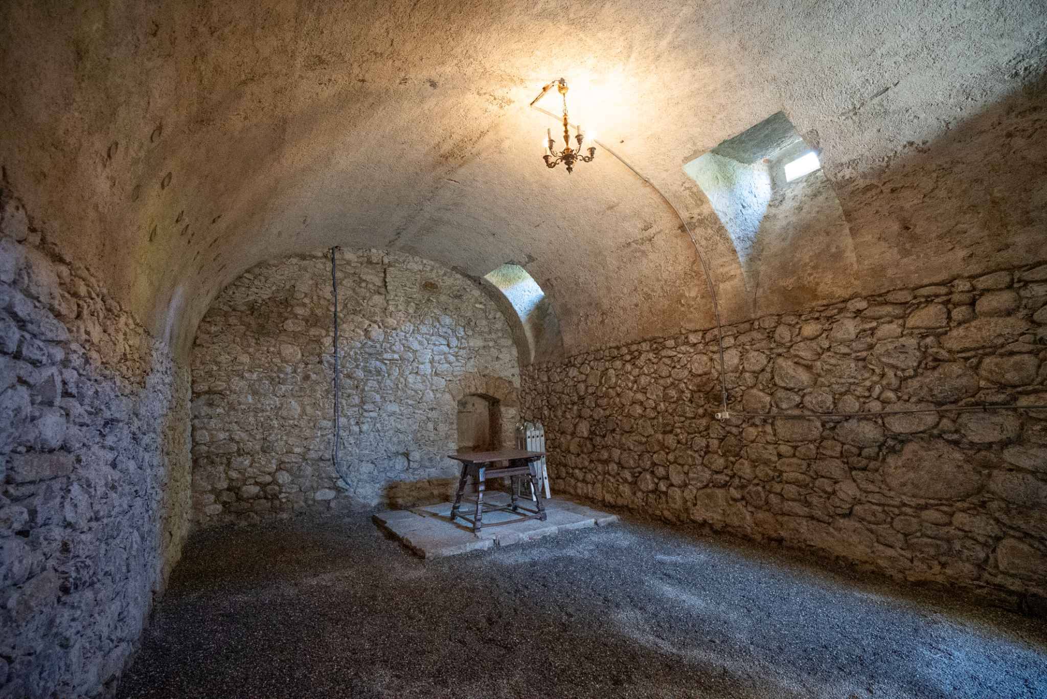 Gewölbter Steinkeller mit historischer Gewölbedecke