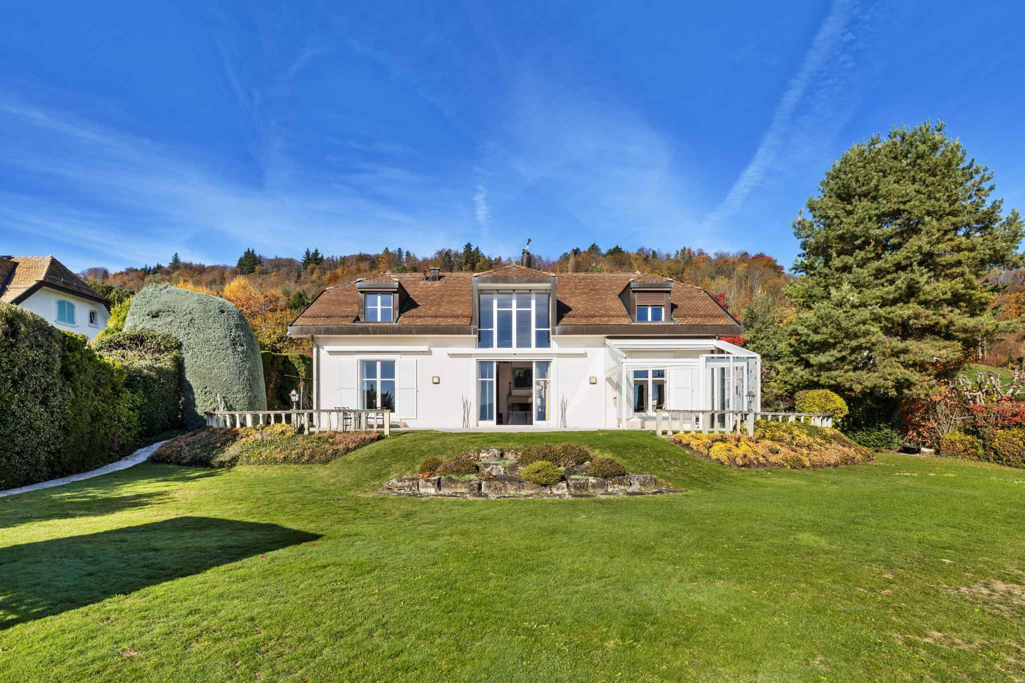 Freistehendes Landhaus mit großem Garten