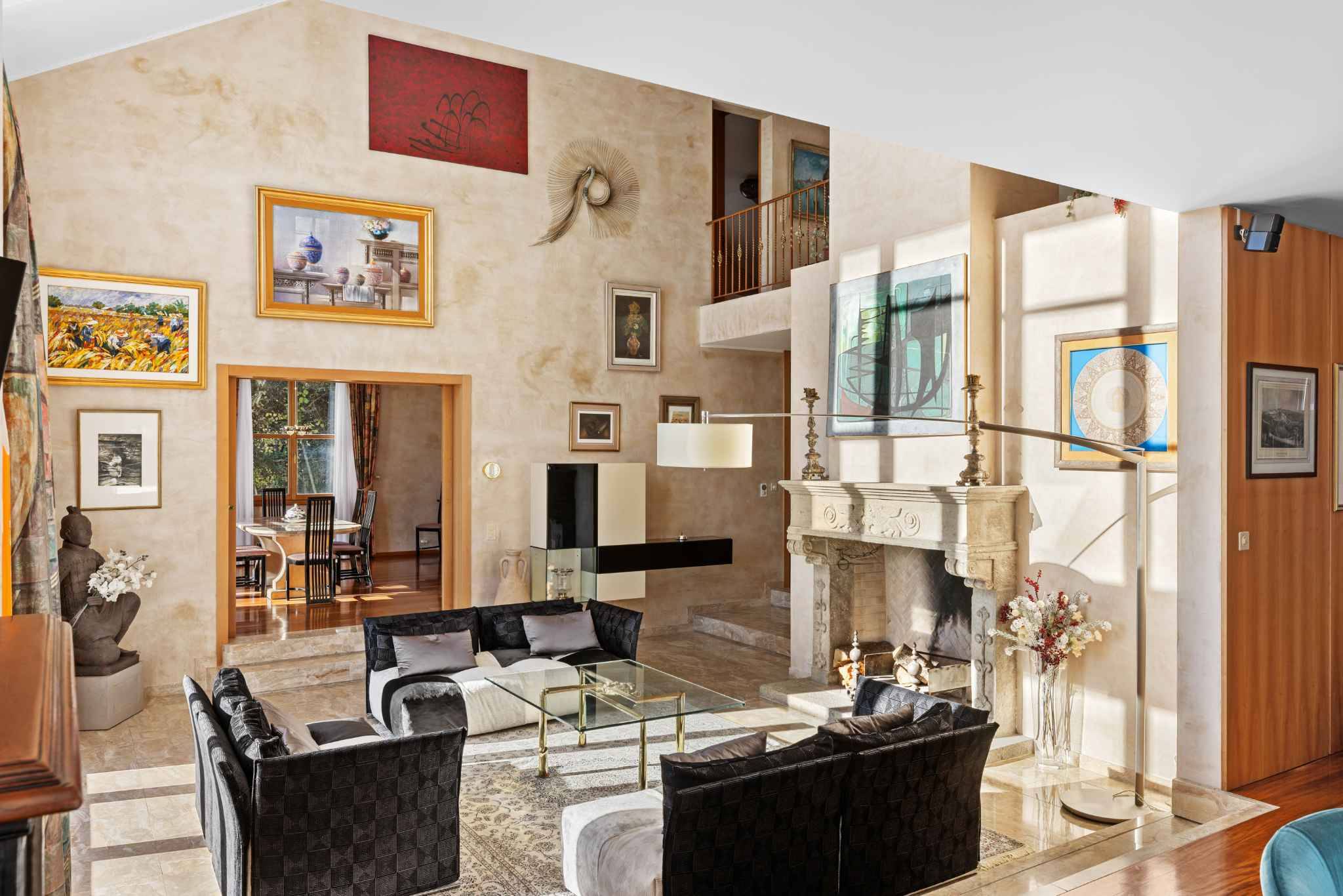 Elegantes Wohnzimmer mit Galerie und Kamin
