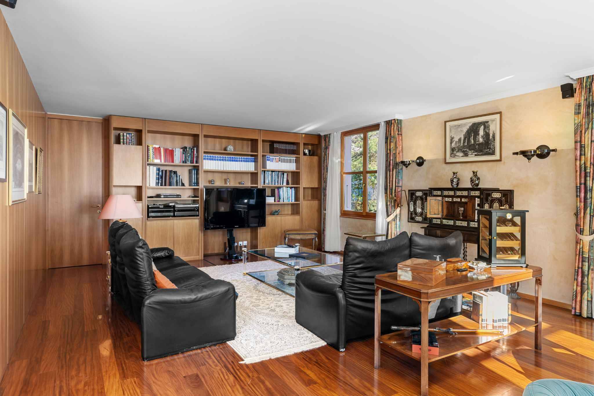 Elegantes Wohnzimmer mit Bibliothekswand