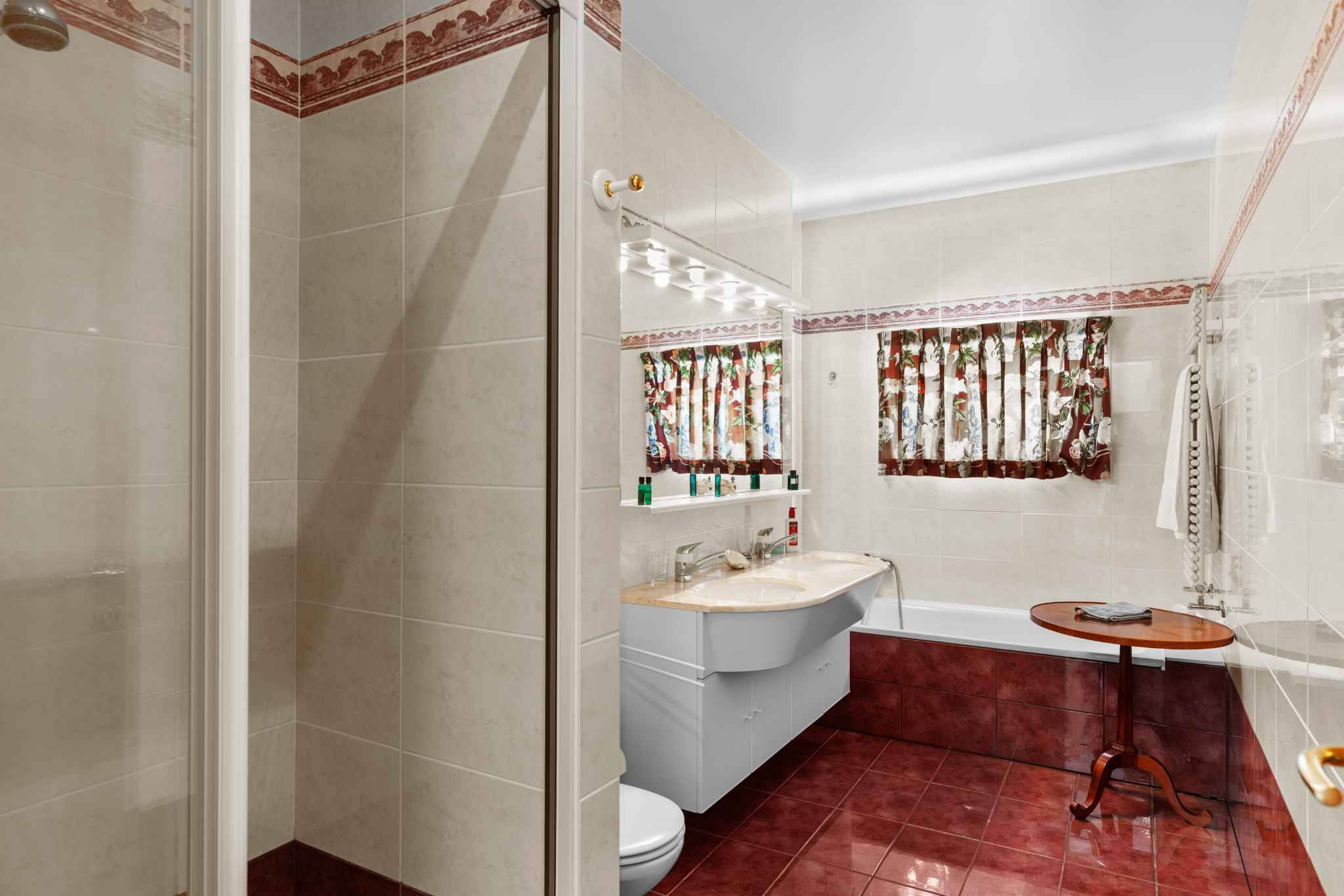 Badezimmer mit Wanne, Dusche und Doppelwaschtisch