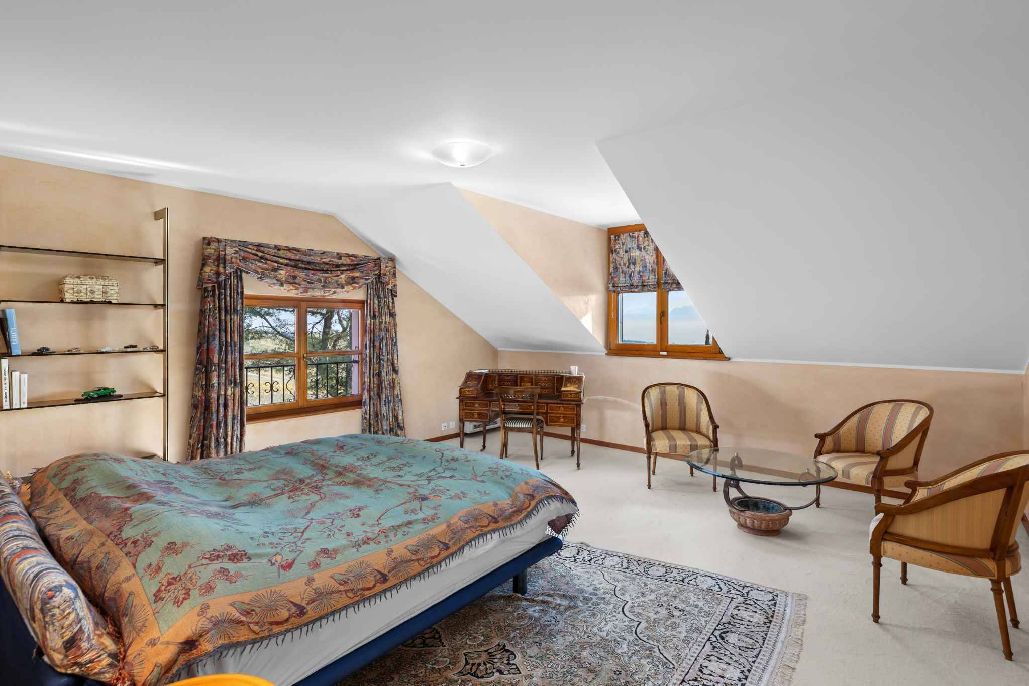 Dachgeschoss-Schlafzimmer mit Sitzecke