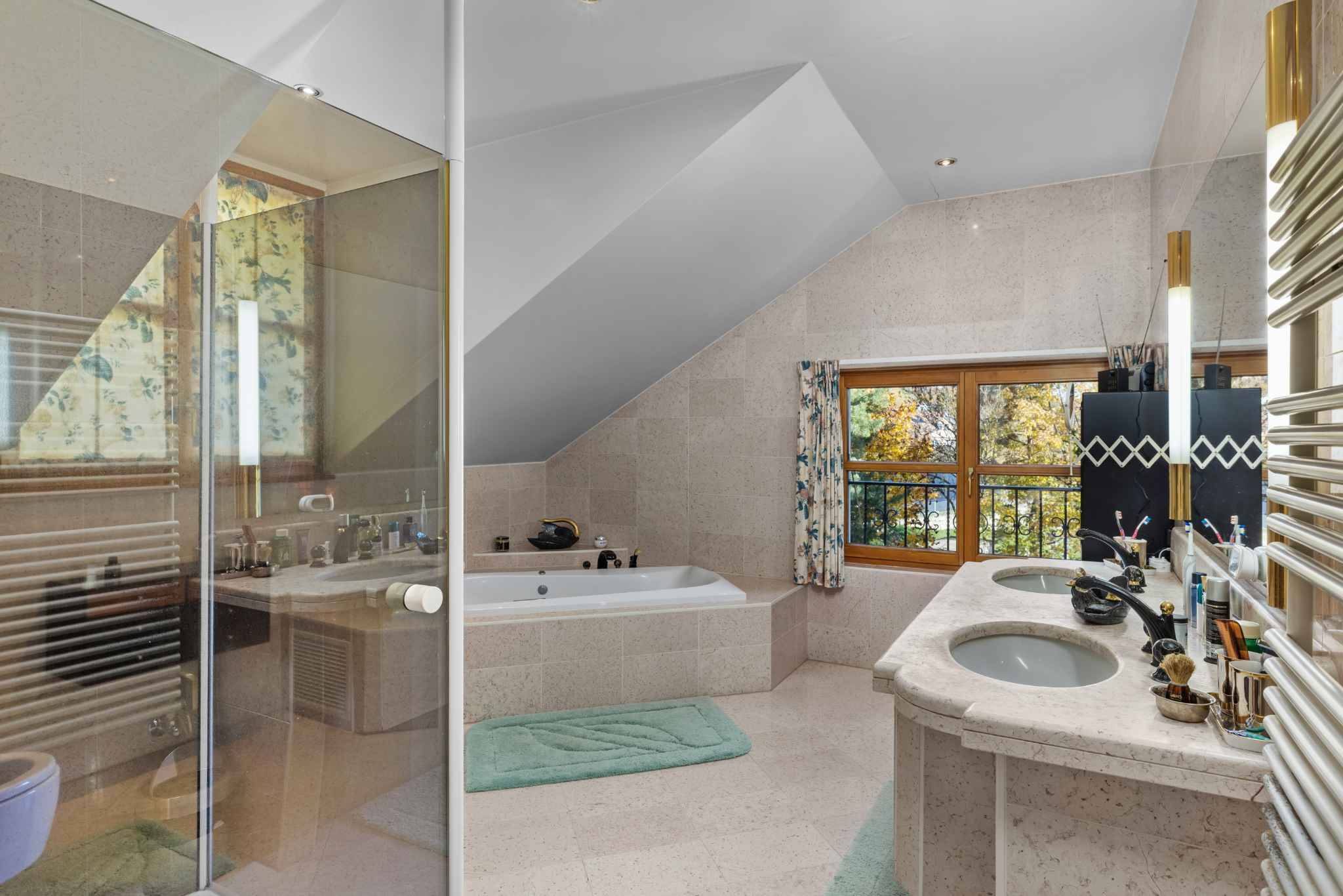Modernes Badezimmer mit Dachschräge und Doppelwaschbecken