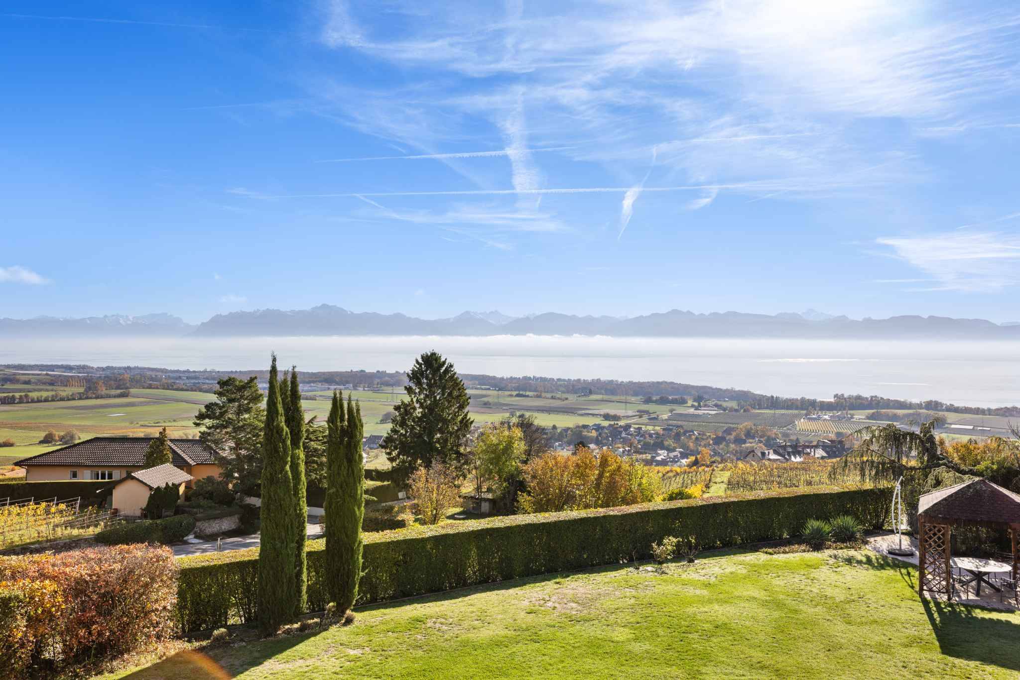 Panoramablick auf See, Berge und Garten