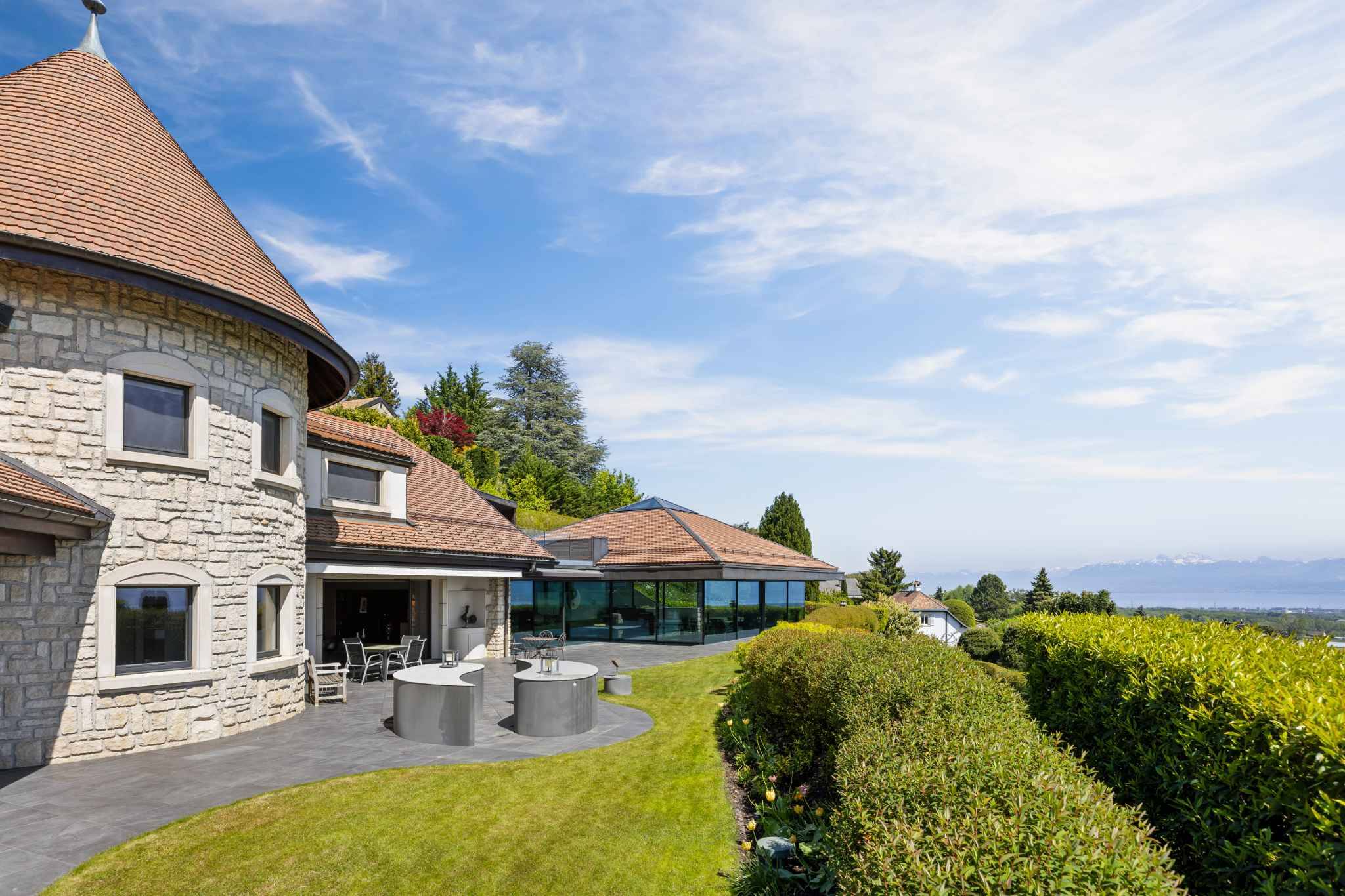 Landschaftliches Anwesen mit Turm und Seeblick