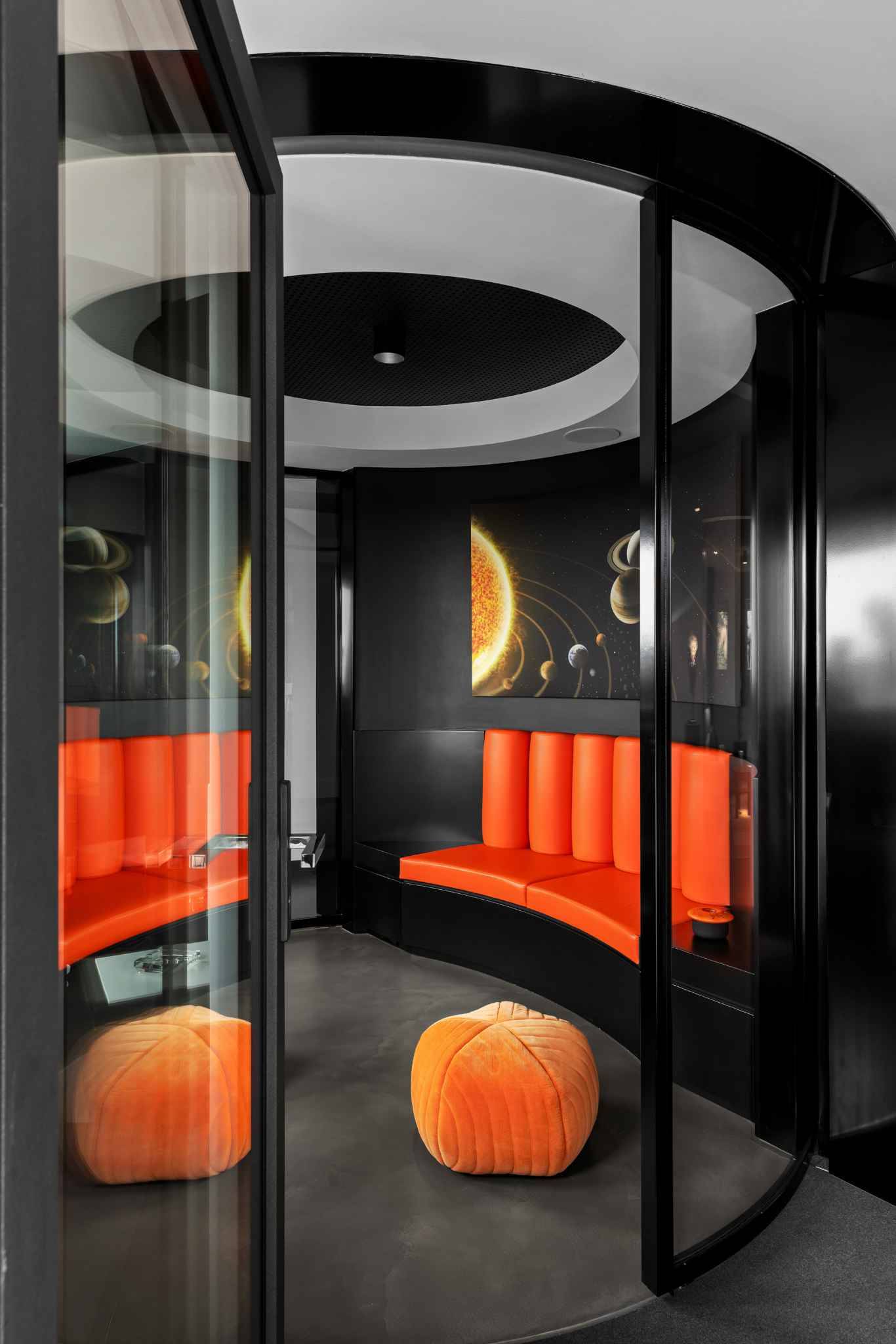 Moderner Lounge-Raum mit orangefarbenen Sitzbänken