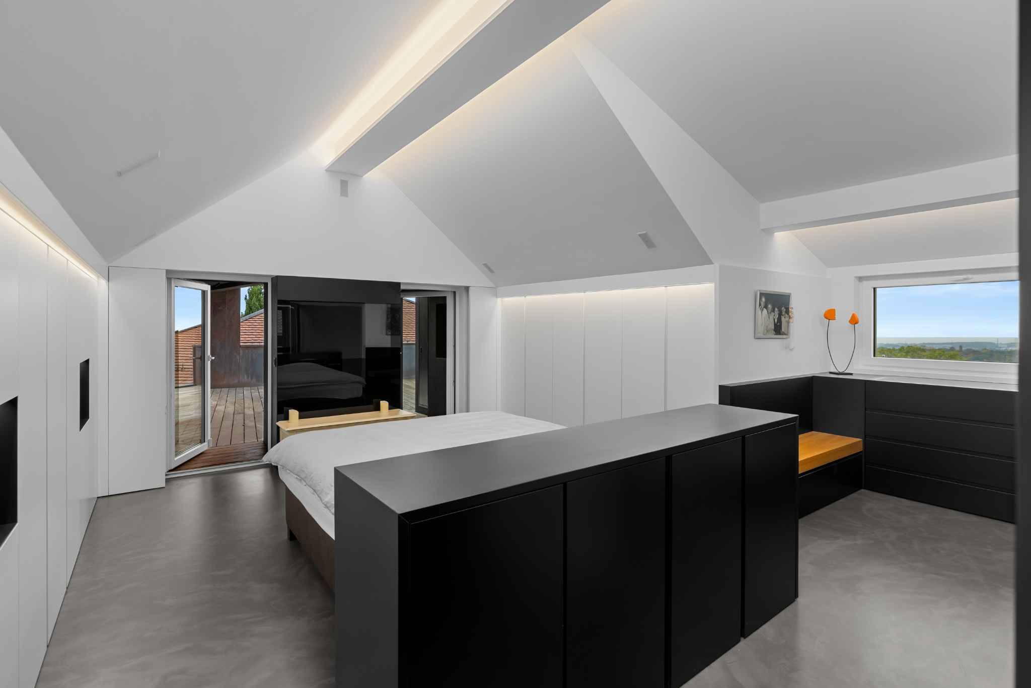 Modernes Schlafzimmer mit Dachschräge und Einbauschränken