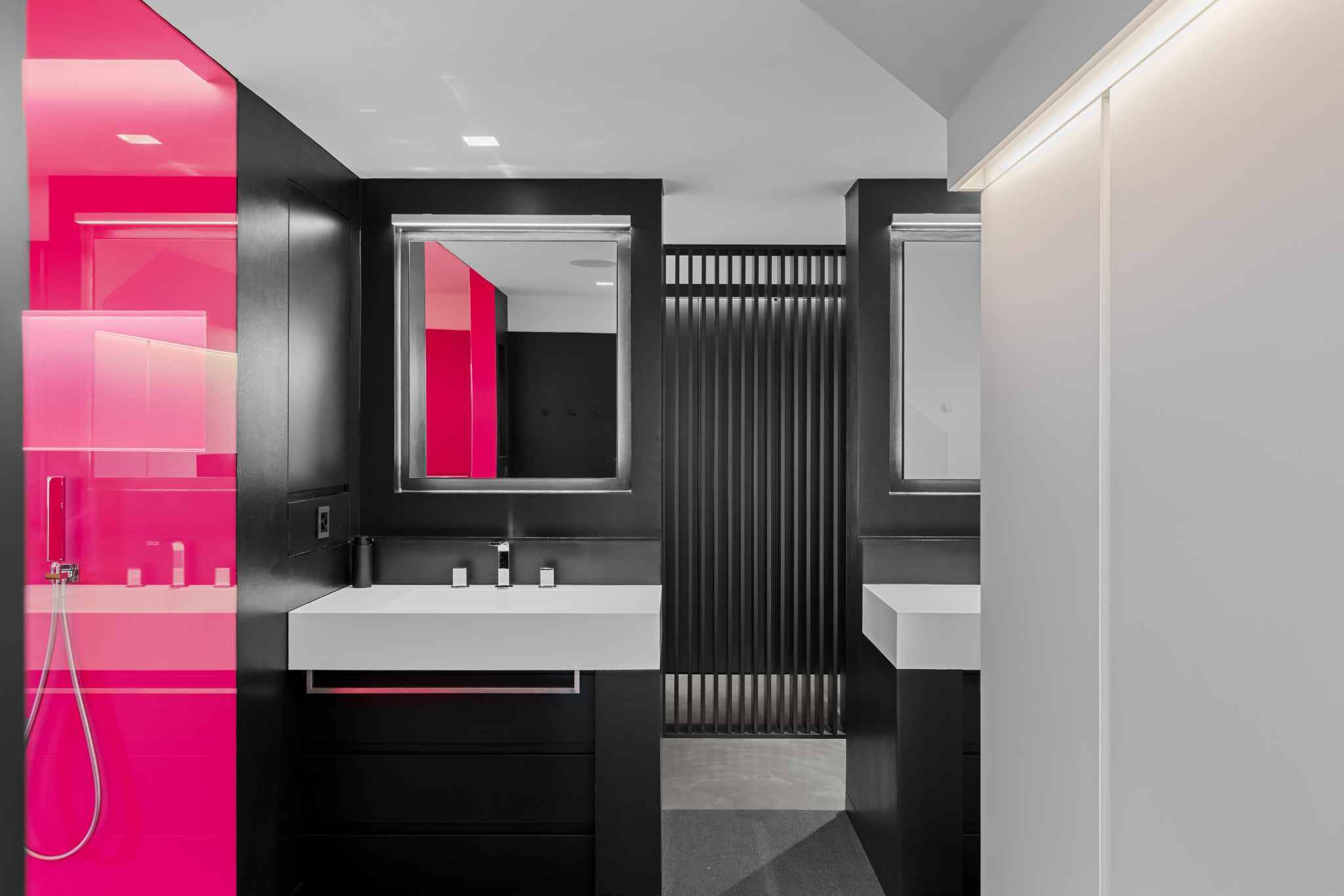 Modernes Badezimmer mit auffälliger Pink-Akzentwand