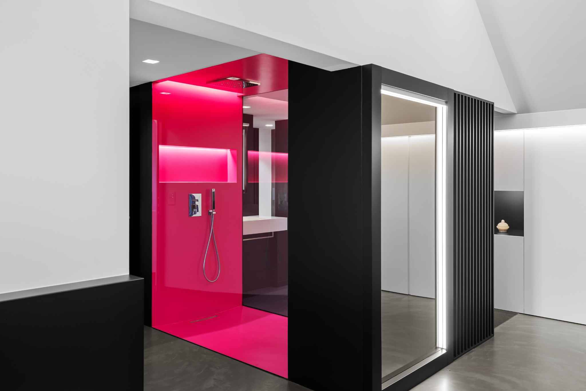 Moderne Badezimmer- bzw. Duschzone mit farbigem Design