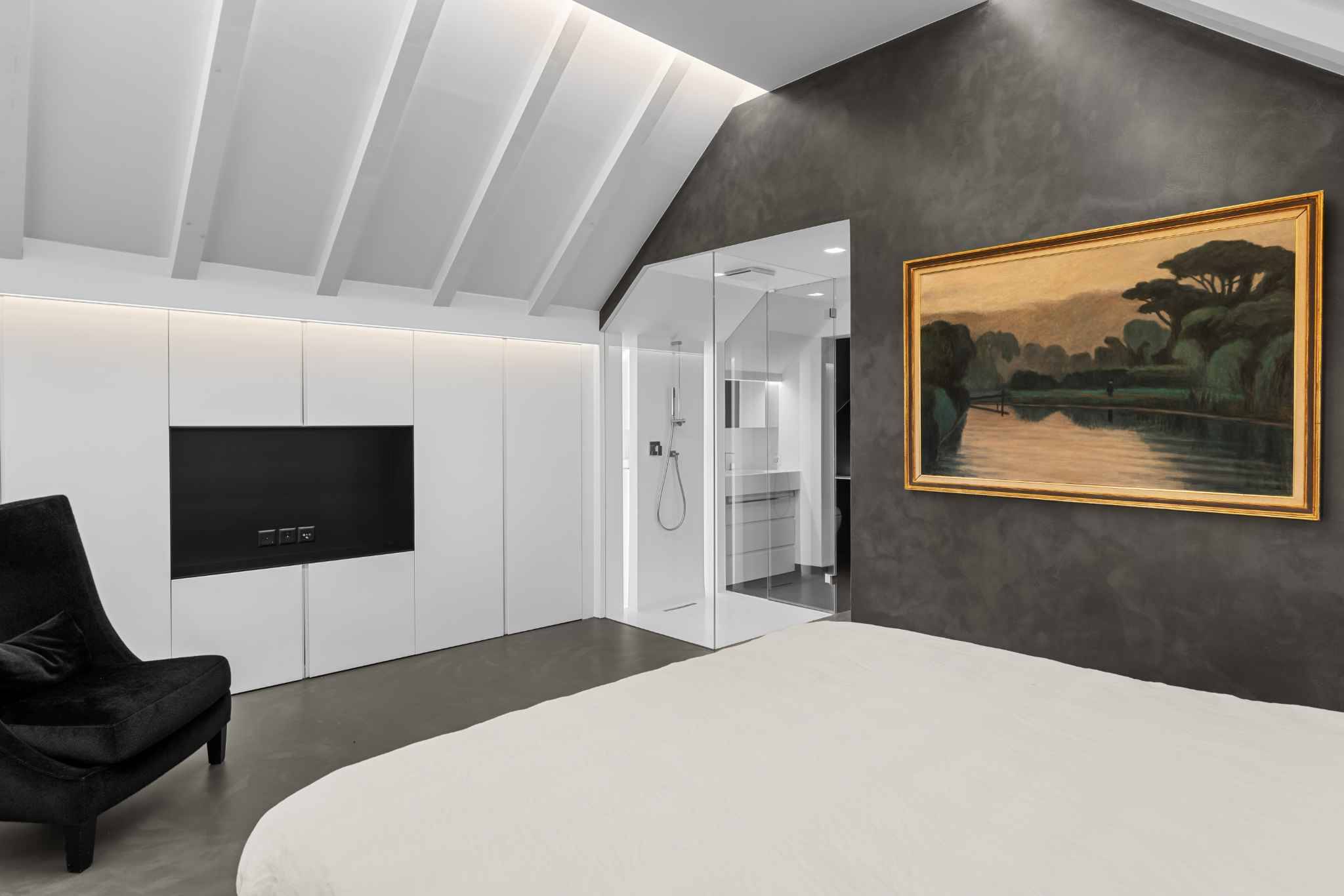 Modernes Schlafzimmer mit angeschlossenem Bad