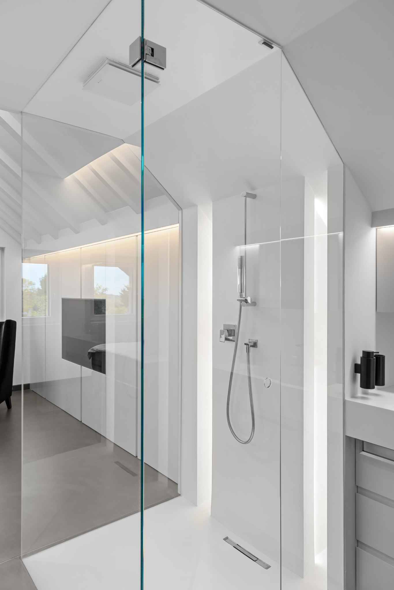 Modernes Badezimmer mit begehbarer Dusche
