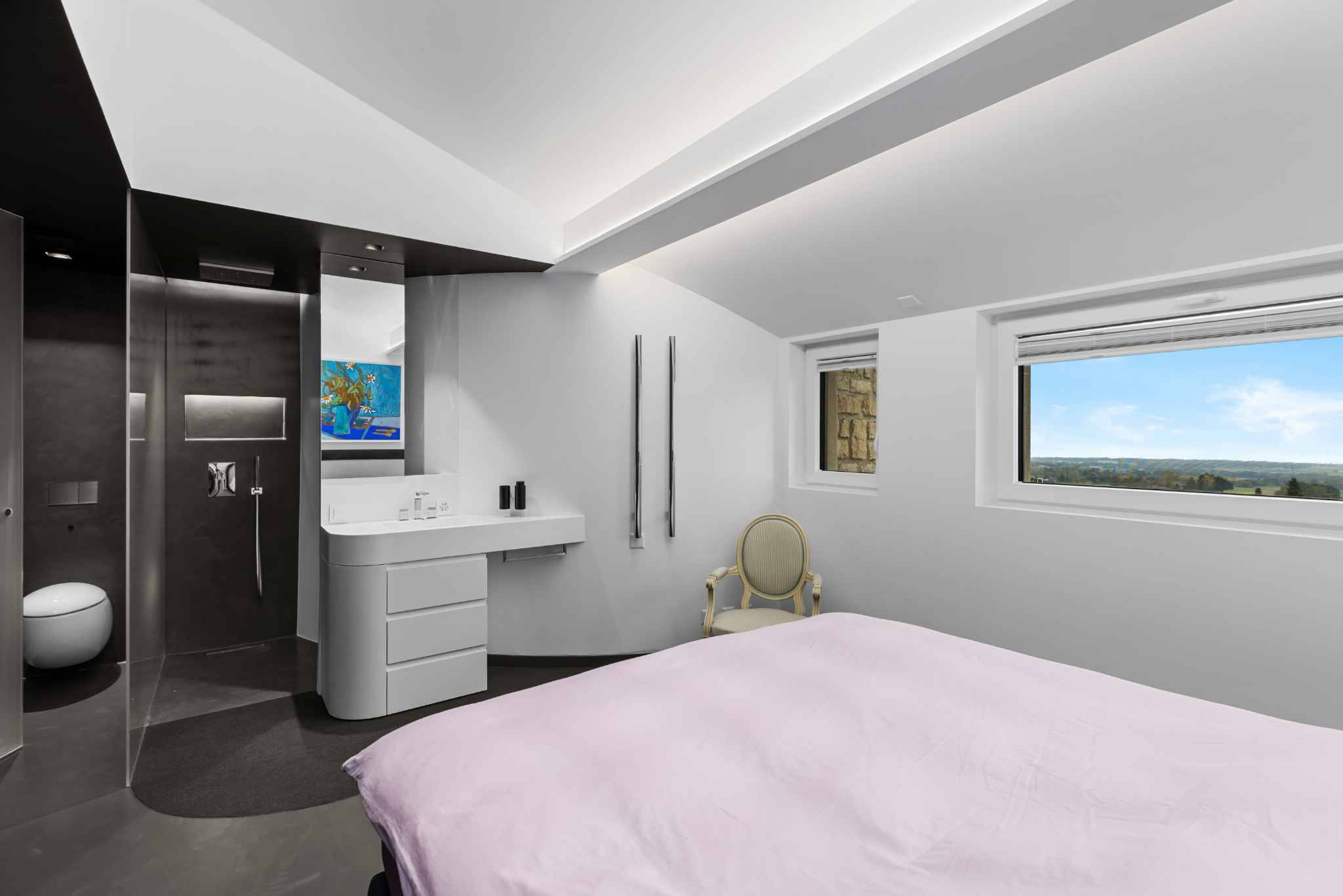 Modernes Schlafzimmer mit Badbereich