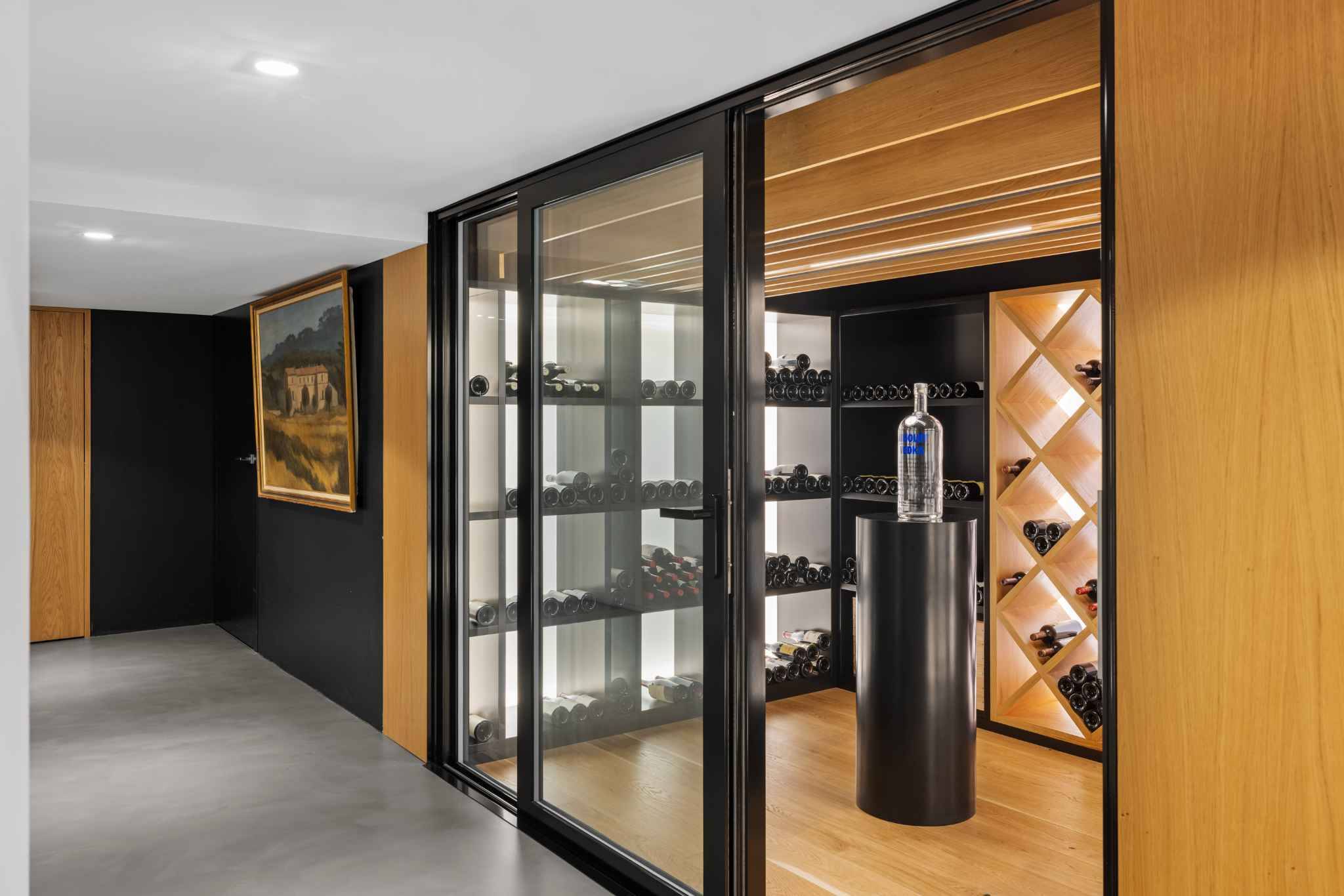 Moderner Weinkeller mit Glasfront