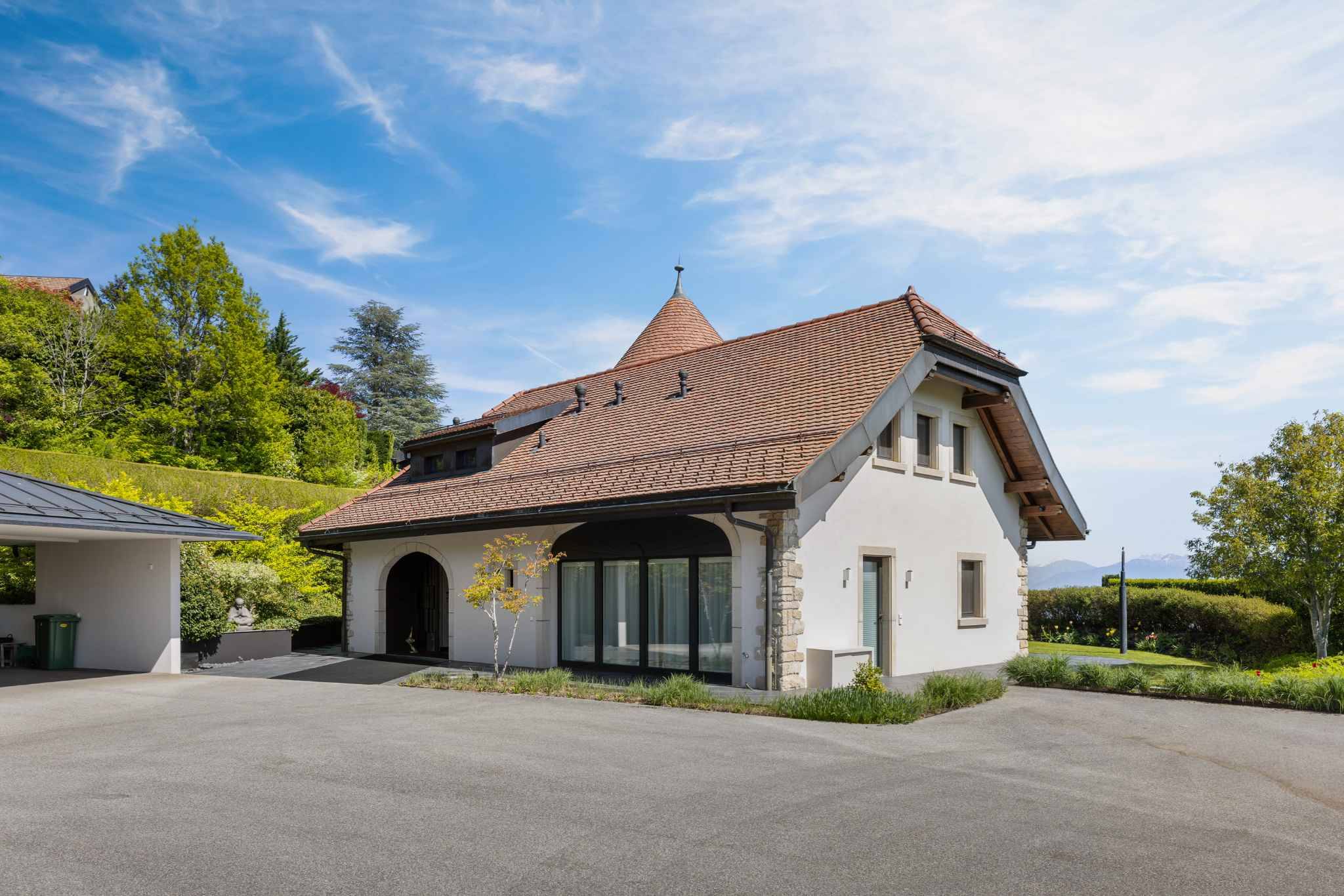 Außenansicht eines eleganten Hauses mit Turm und Satteldach