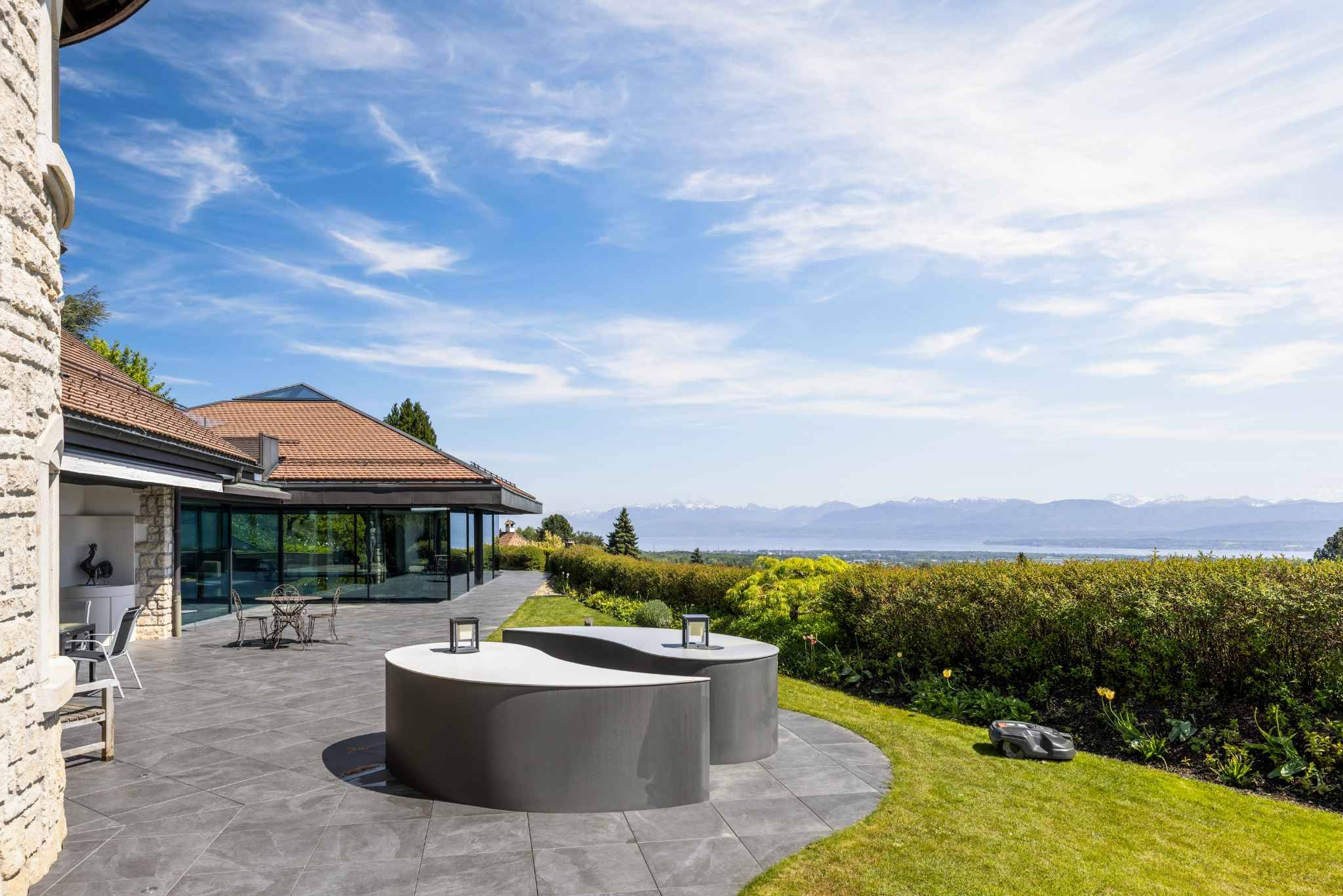 Luxuriöse Terrasse mit Seeblick