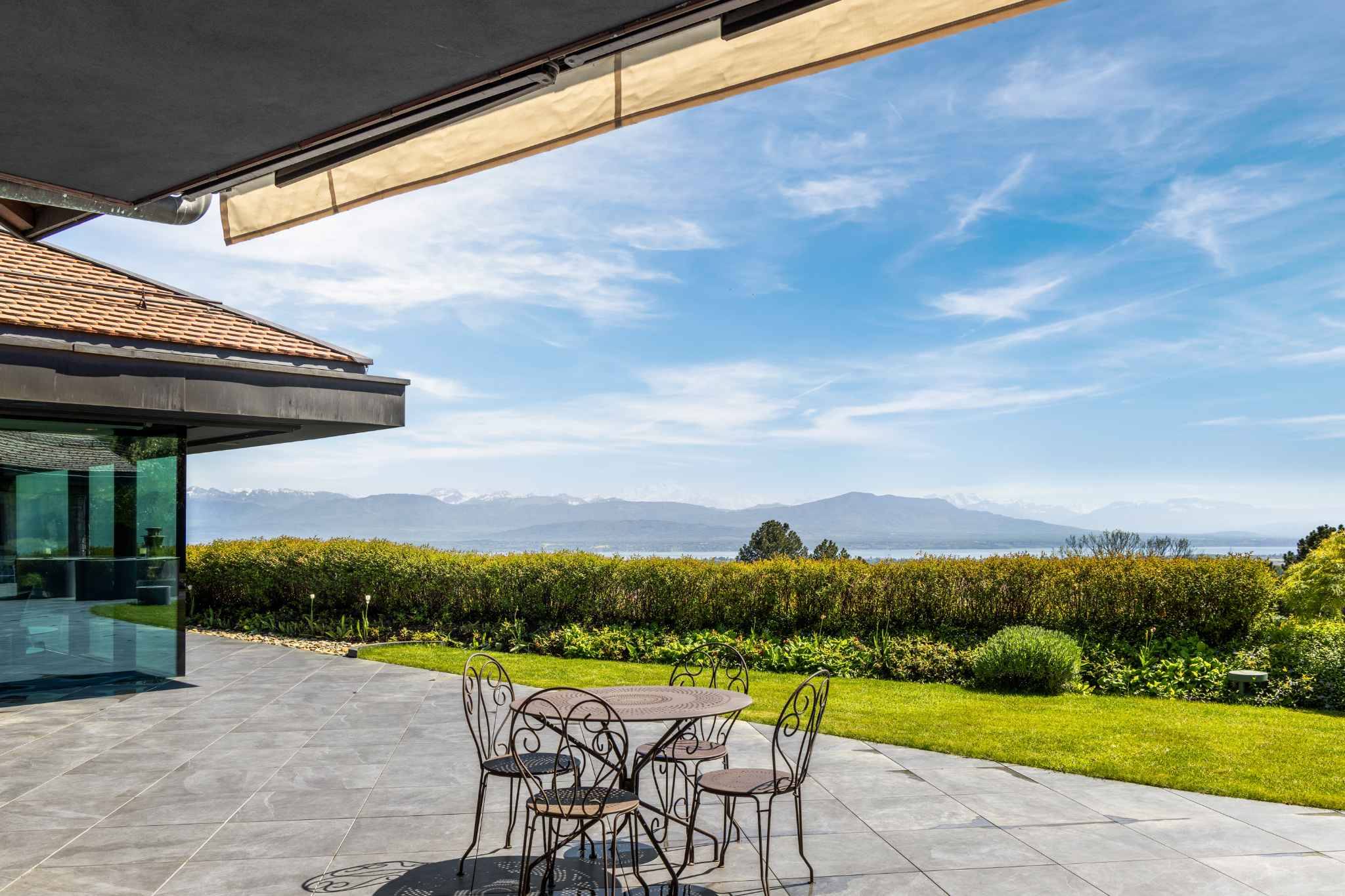 Terrasse mit Seeblick und Bergpanorama