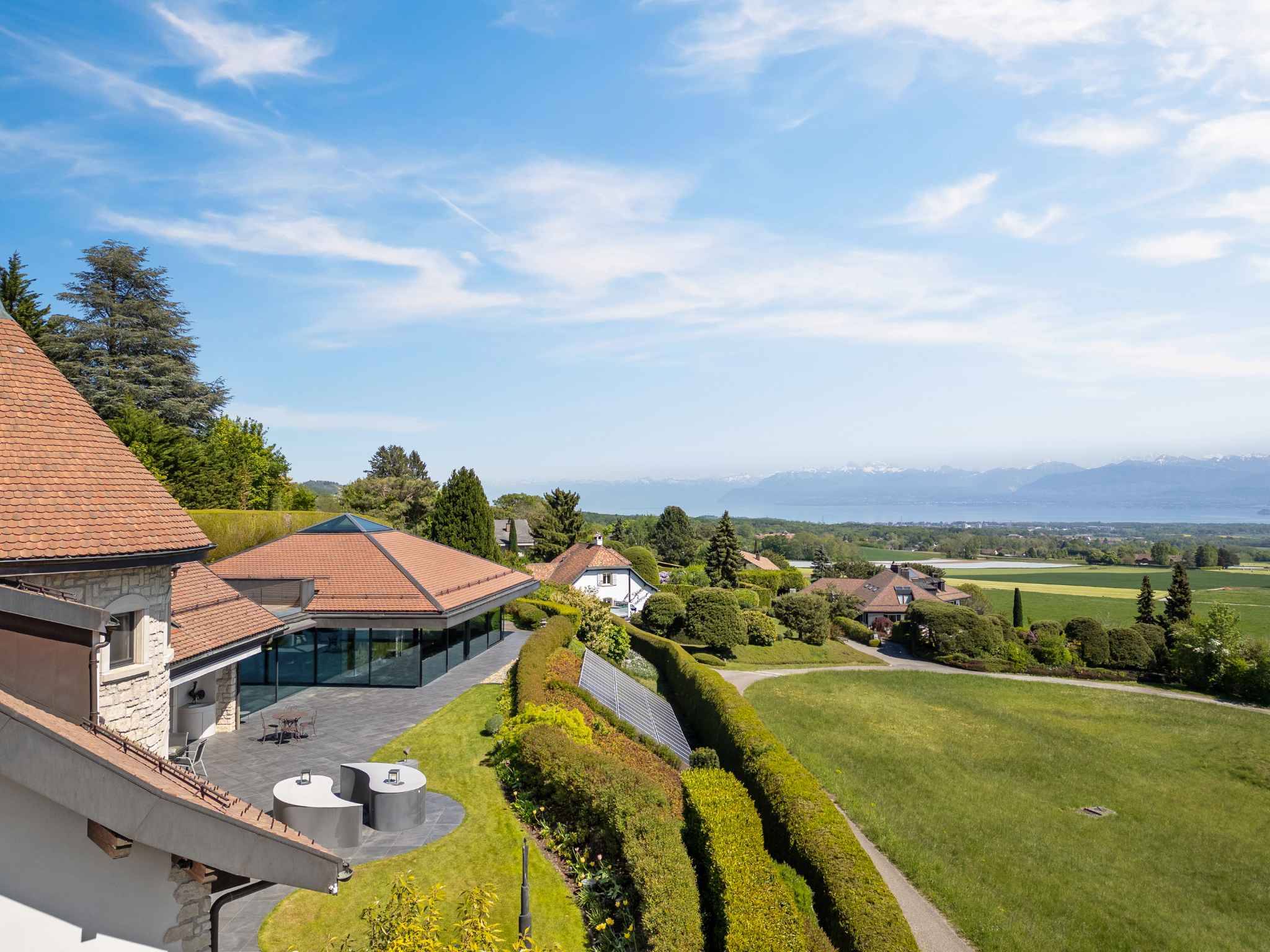 Luxuriöse Villa mit See- und Bergblick