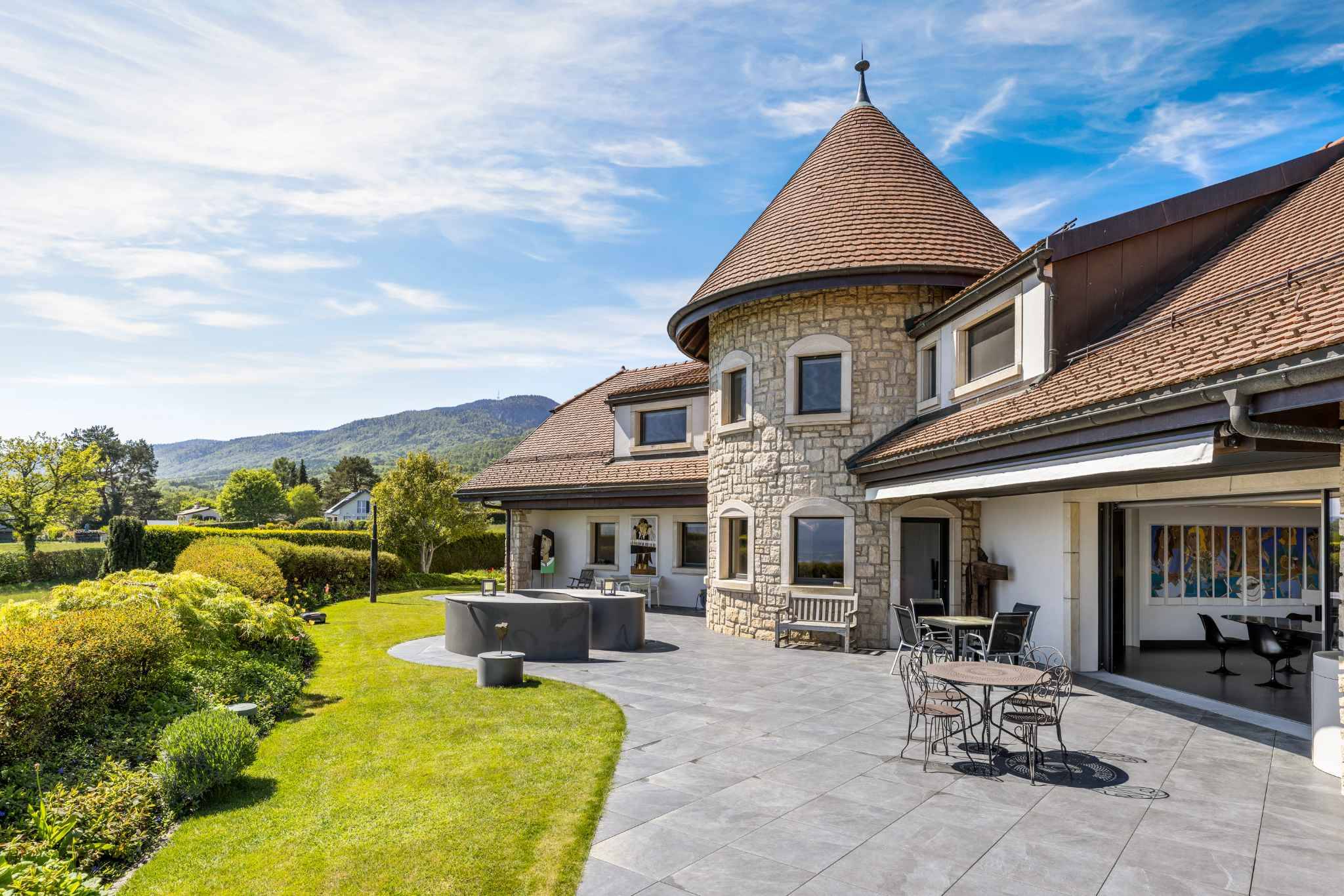 Luxuriöses Anwesen mit Turm und Gartenterrasse