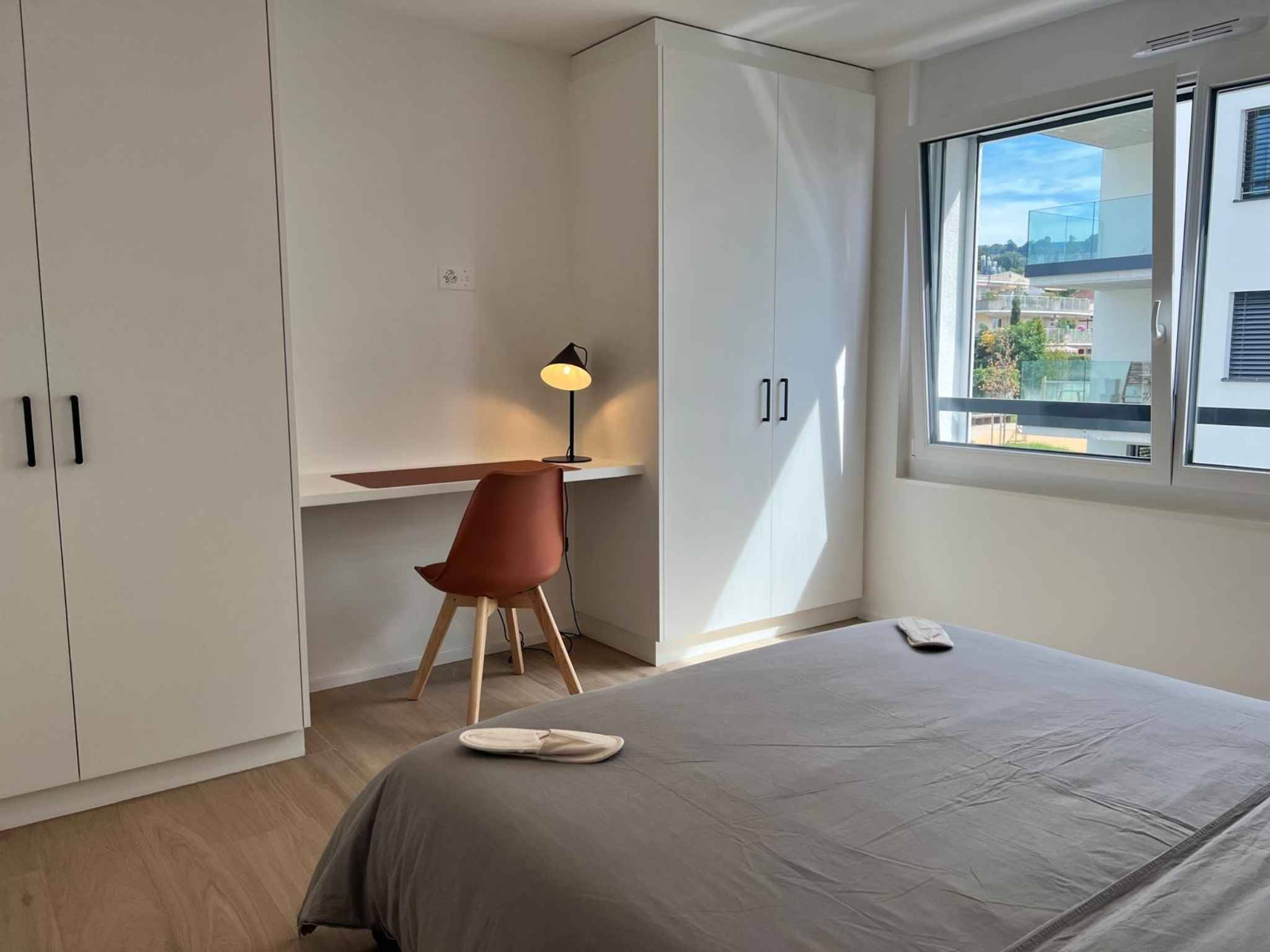 Helles Schlafzimmer mit Arbeitsplatz