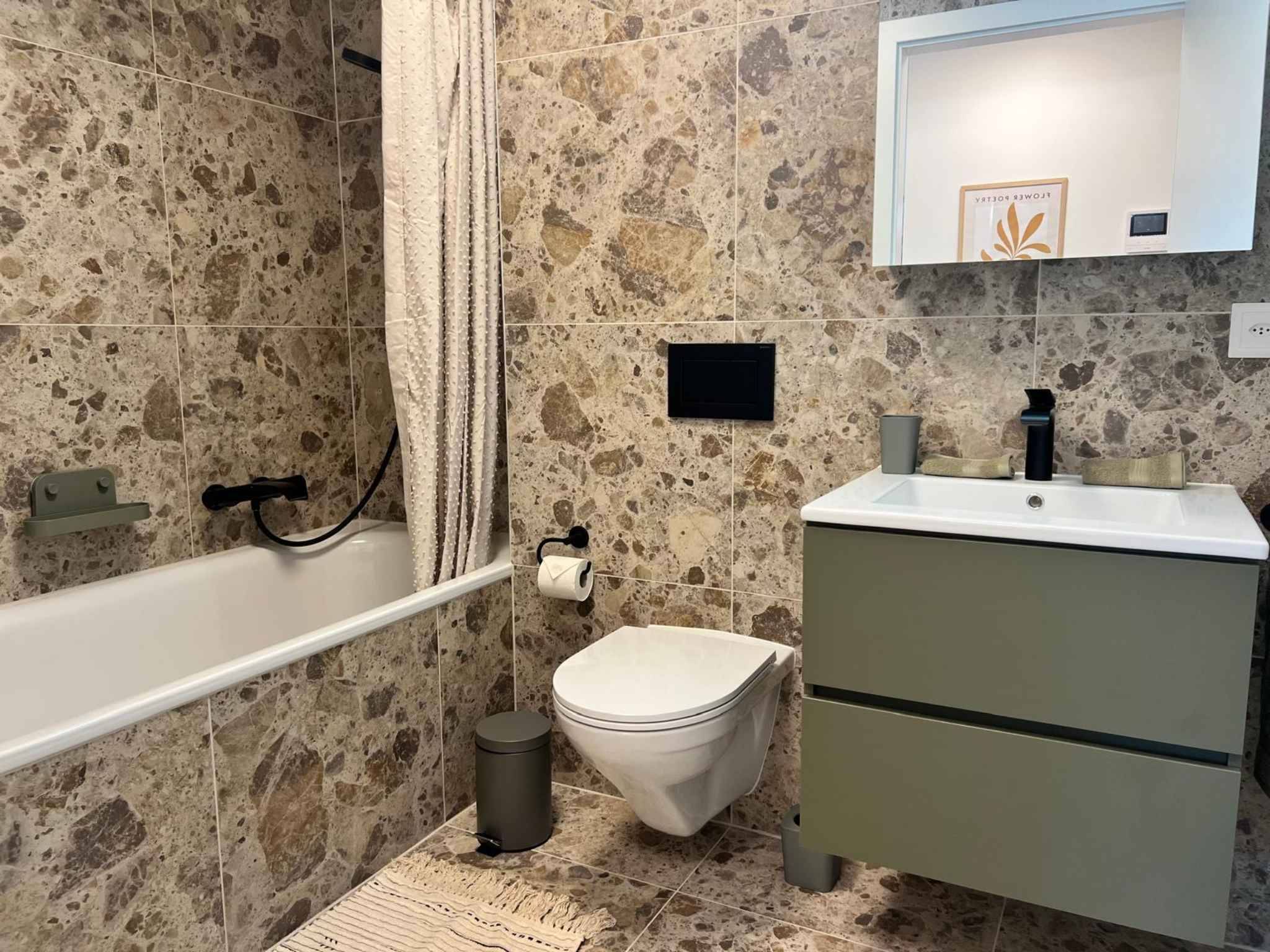 Modernes Badezimmer mit Natursteinoptik