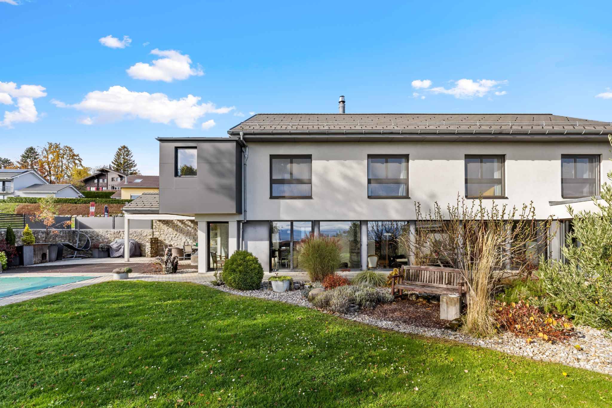 Modernes Einfamilienhaus mit Garten und Pool