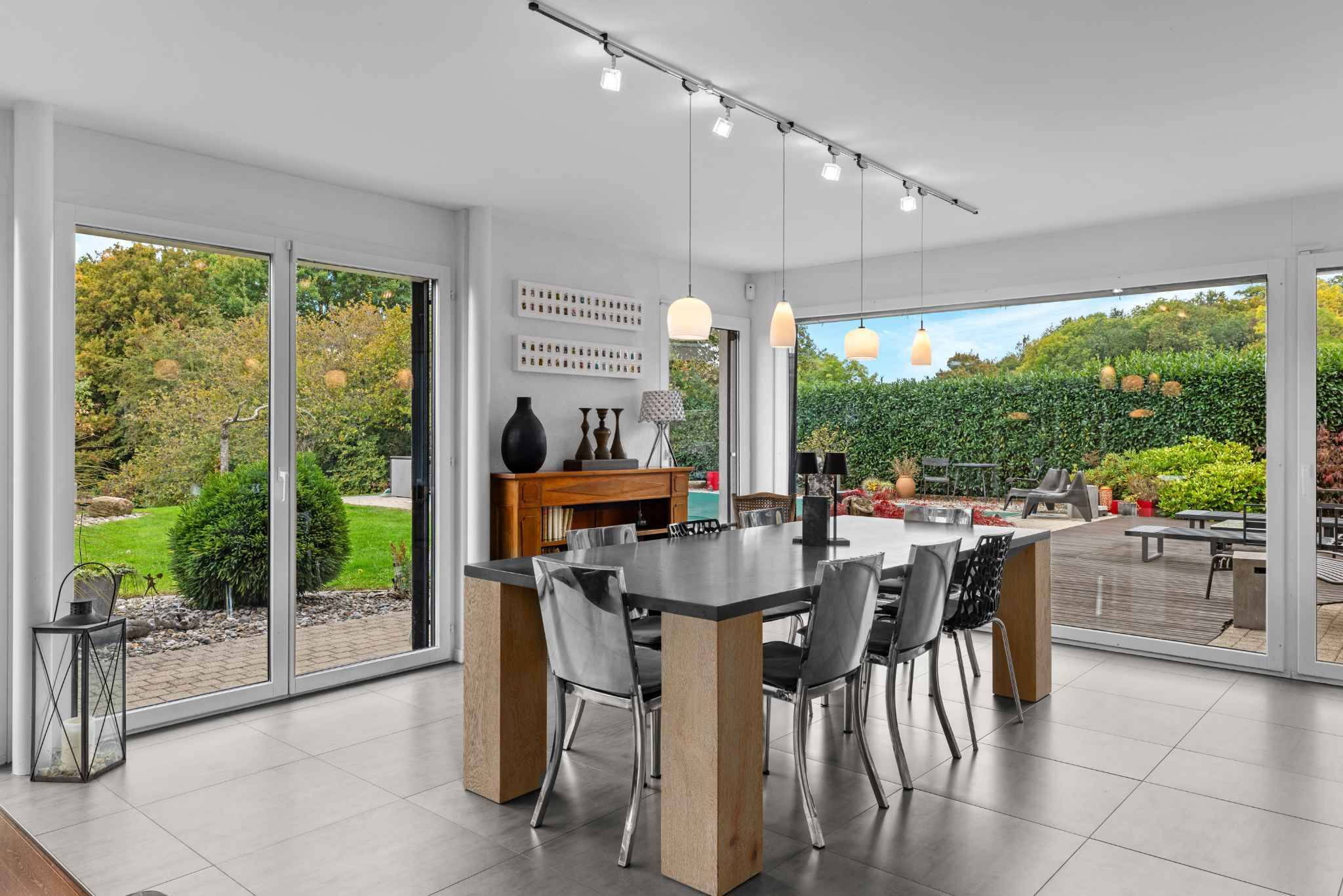 Offener Wohn- und Essbereich mit Gartenblick